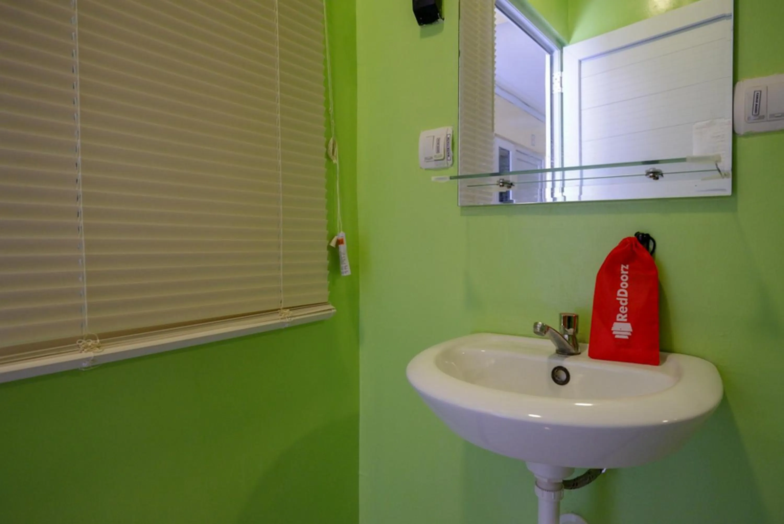 Bathroom in RedDoorz @ Jalan Gatot Subroto Semarang