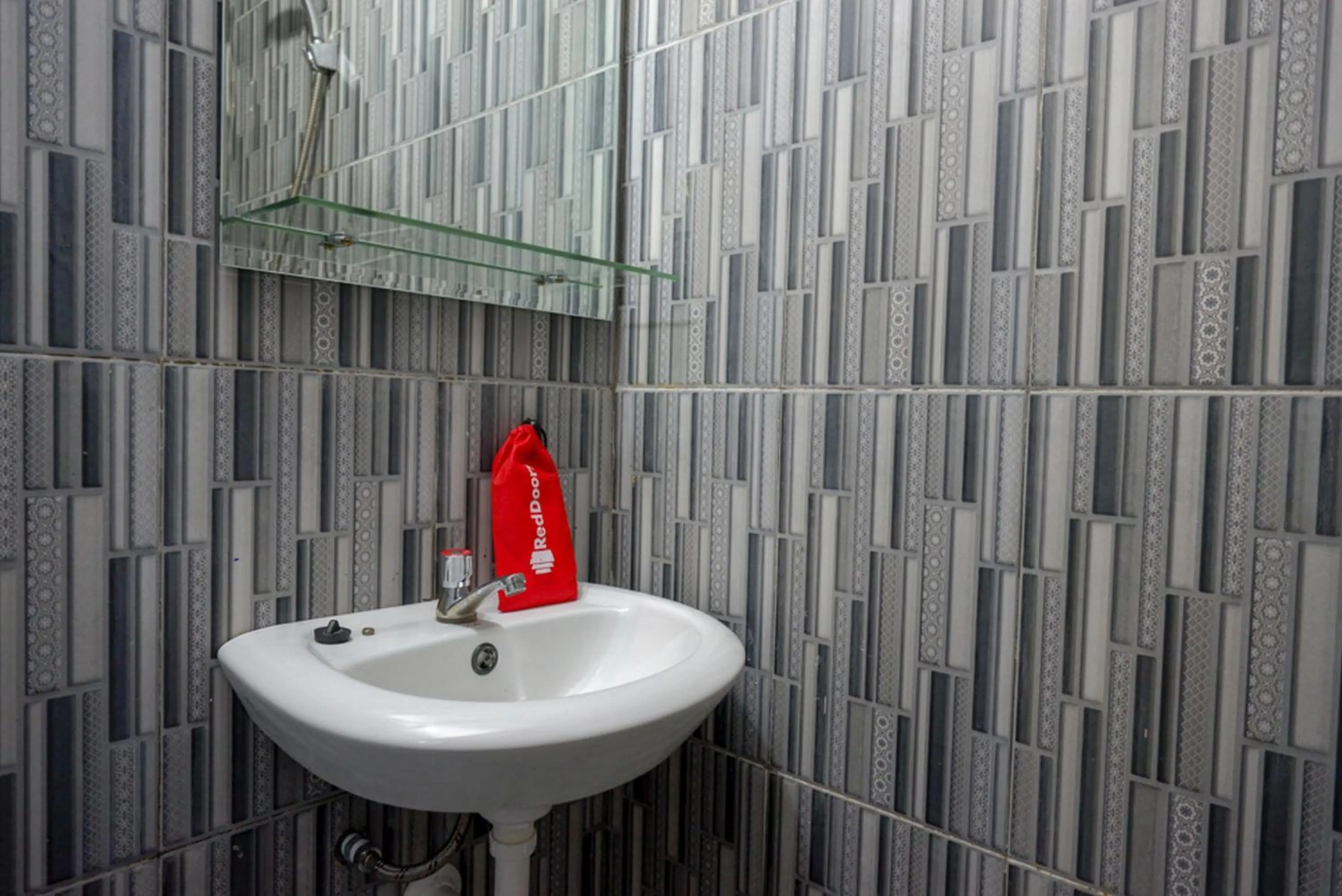 Bathroom in RedDoorz @ Jalan Gatot Subroto Semarang