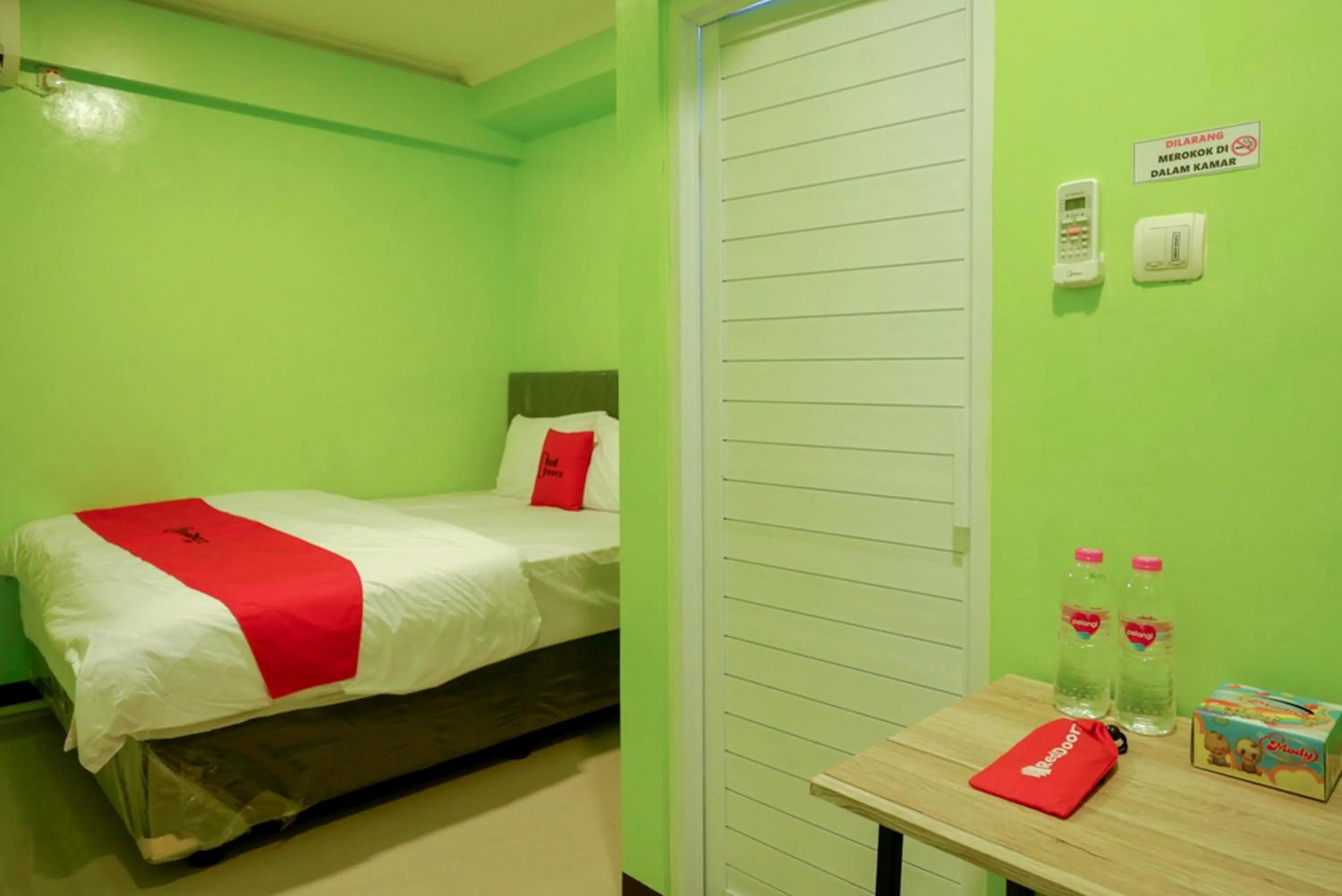 Bedroom, Bed in RedDoorz @ Jalan Gatot Subroto Semarang