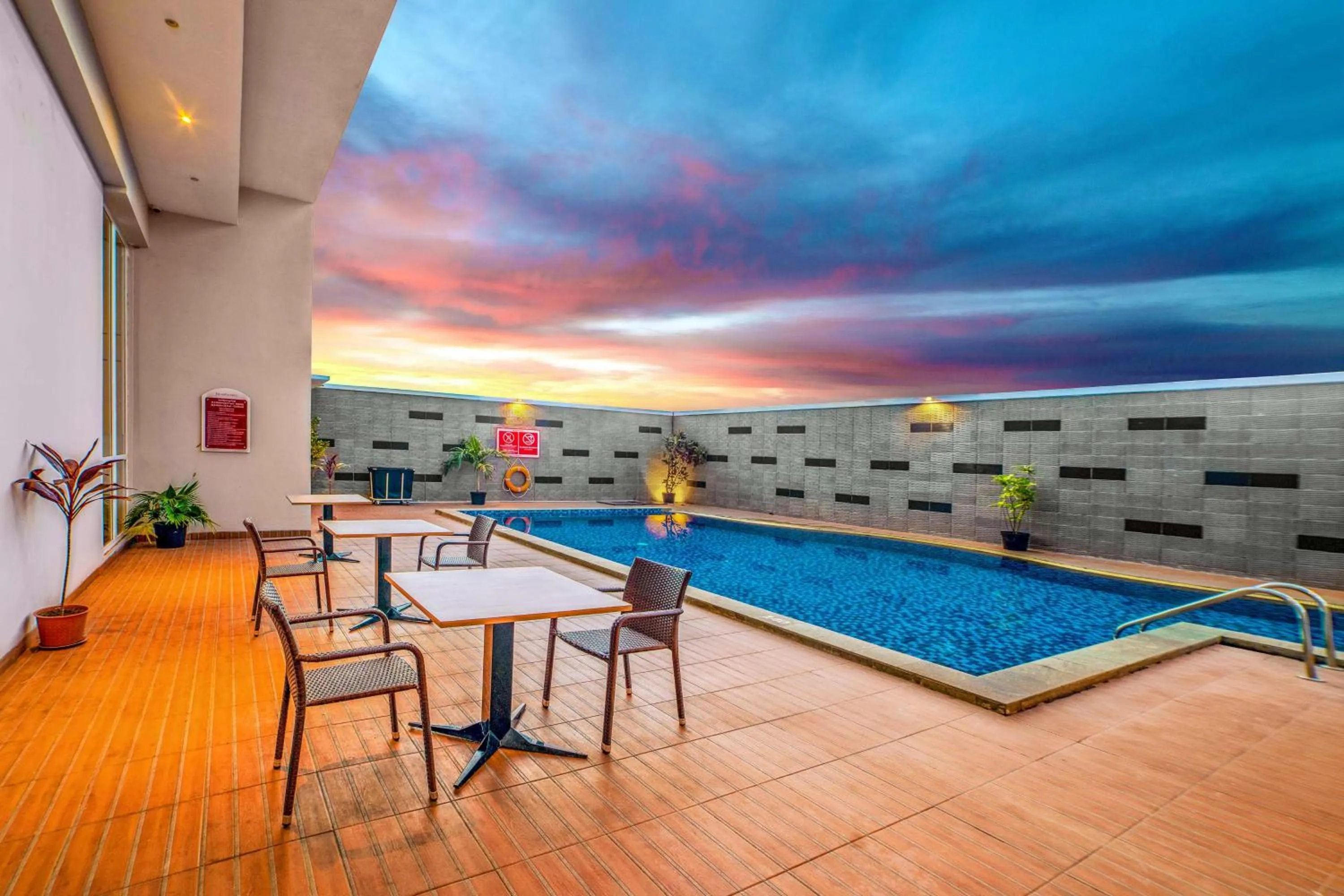 Swimming pool in favehotel Bitung