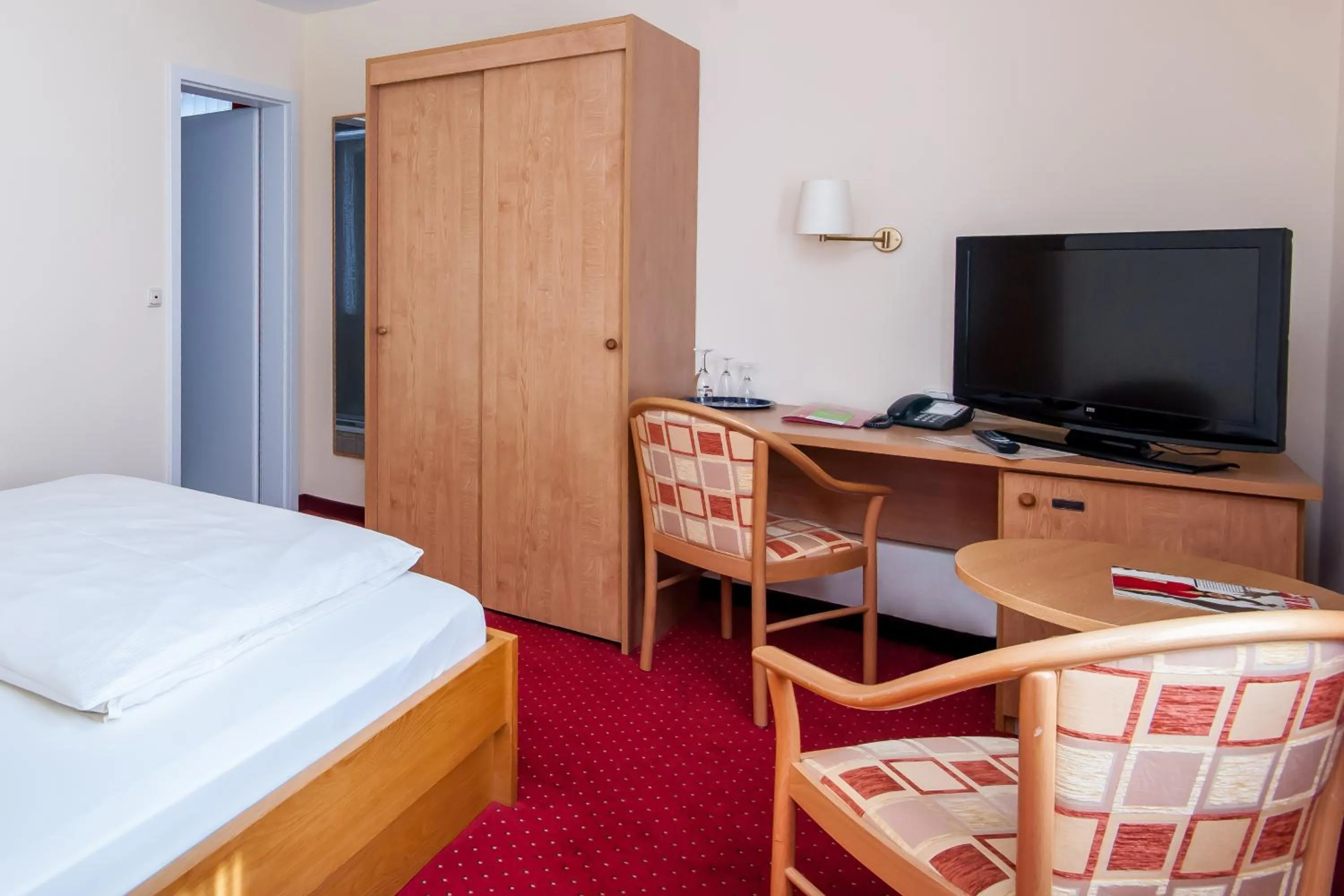 Photo of the whole room, Bed in Hotel Englischer Hof