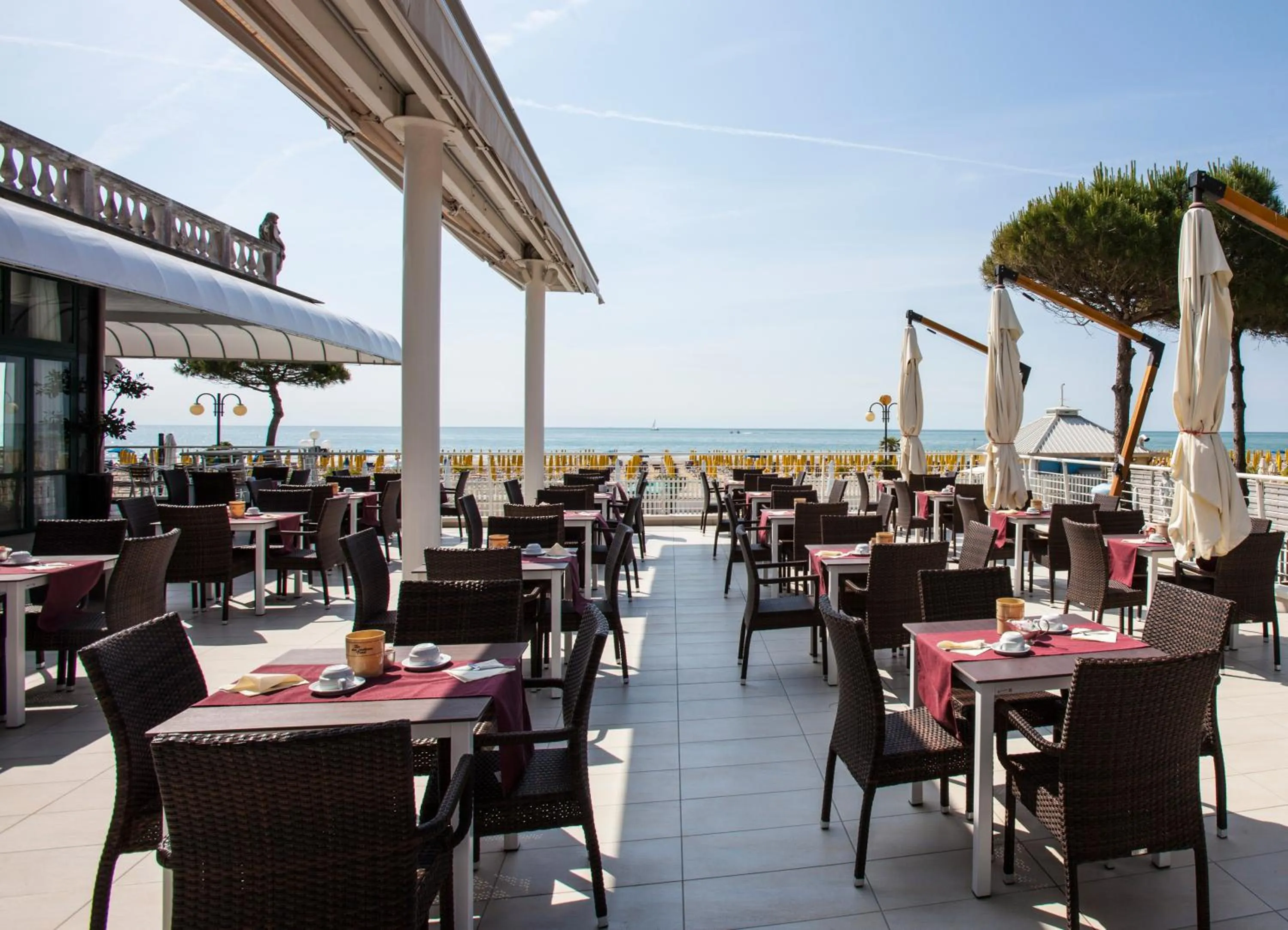 Restaurant/places to eat in Hotel Carlton