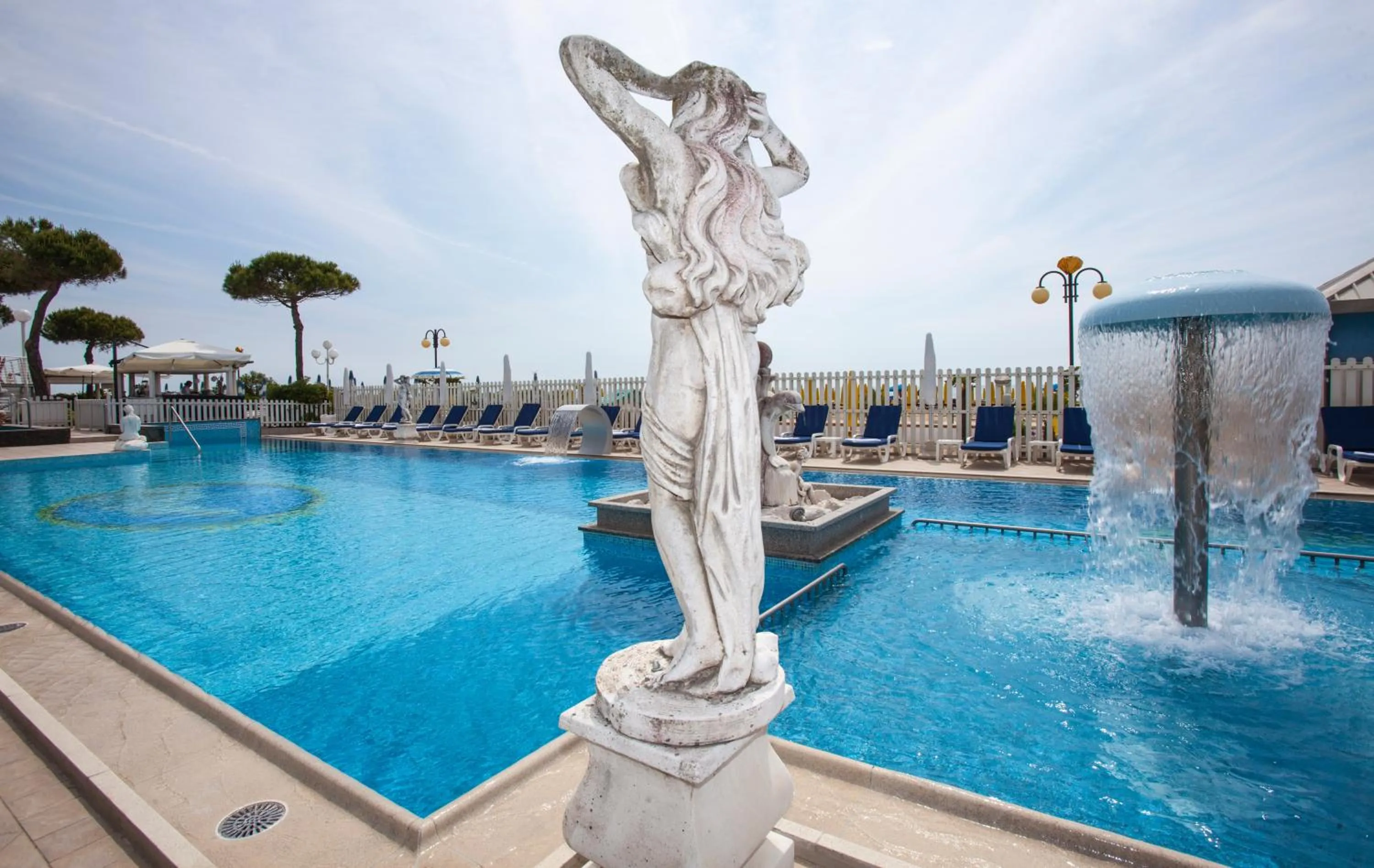 Restaurant/places to eat in Hotel Carlton