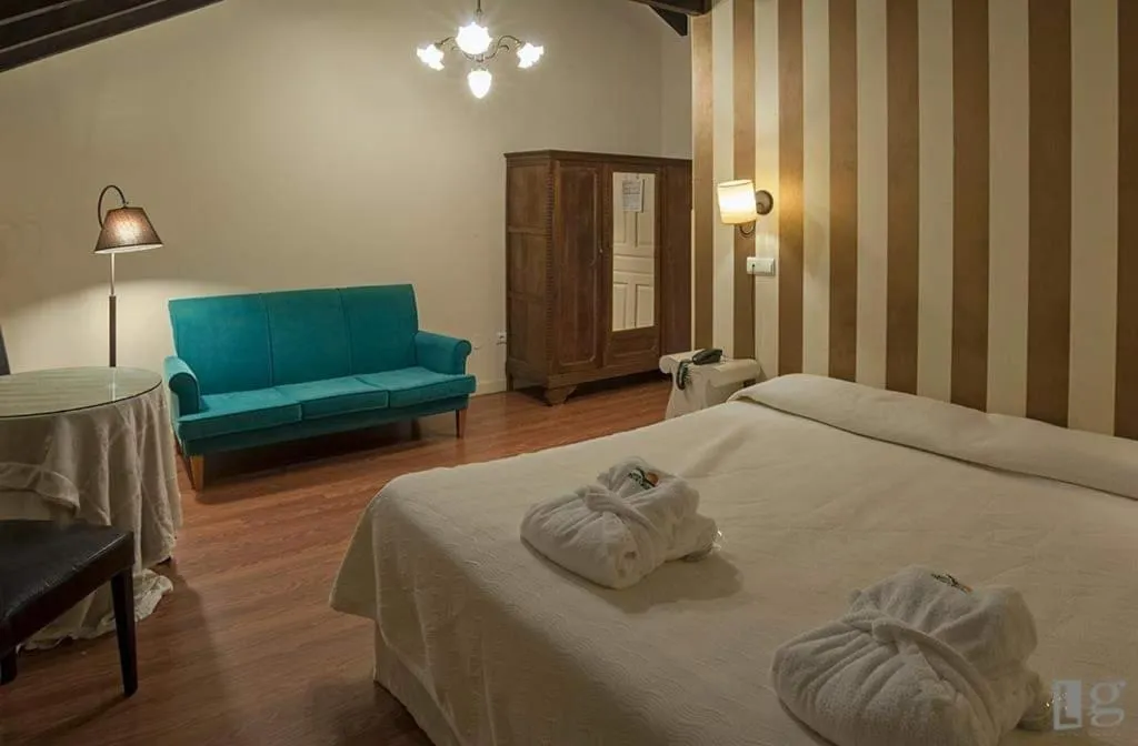 Photo of the whole room, Bed in Posada torre del milano