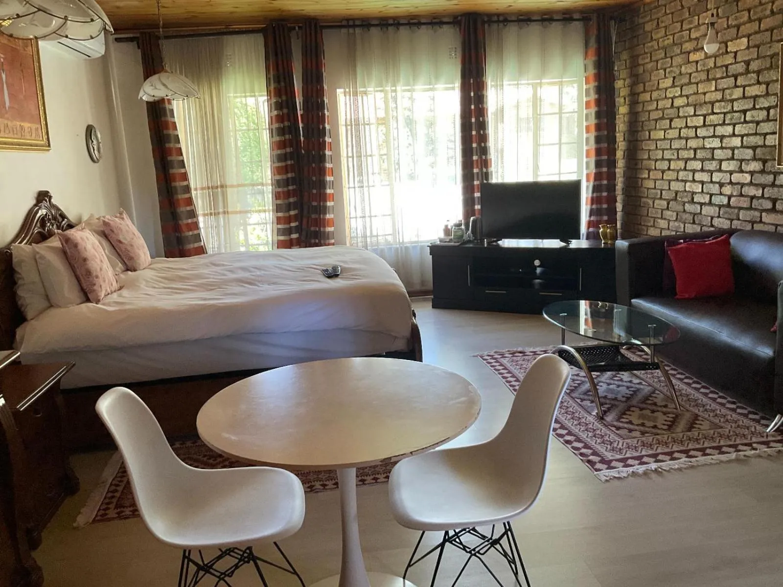 Photo of the whole room, Bed in Royal Olympia Lodges & Safaris RSA