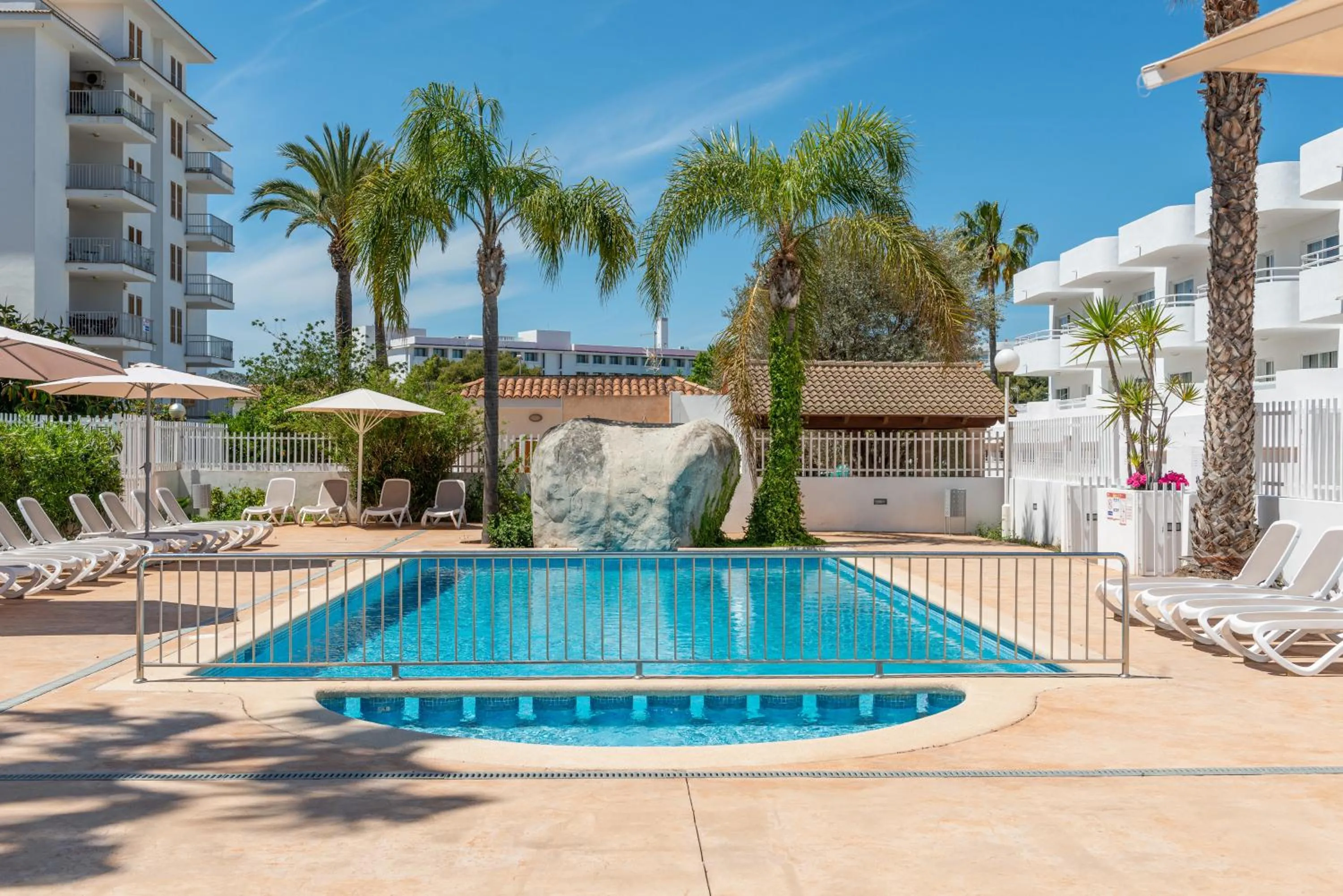 Swimming pool in Olive Beach Apartamentos