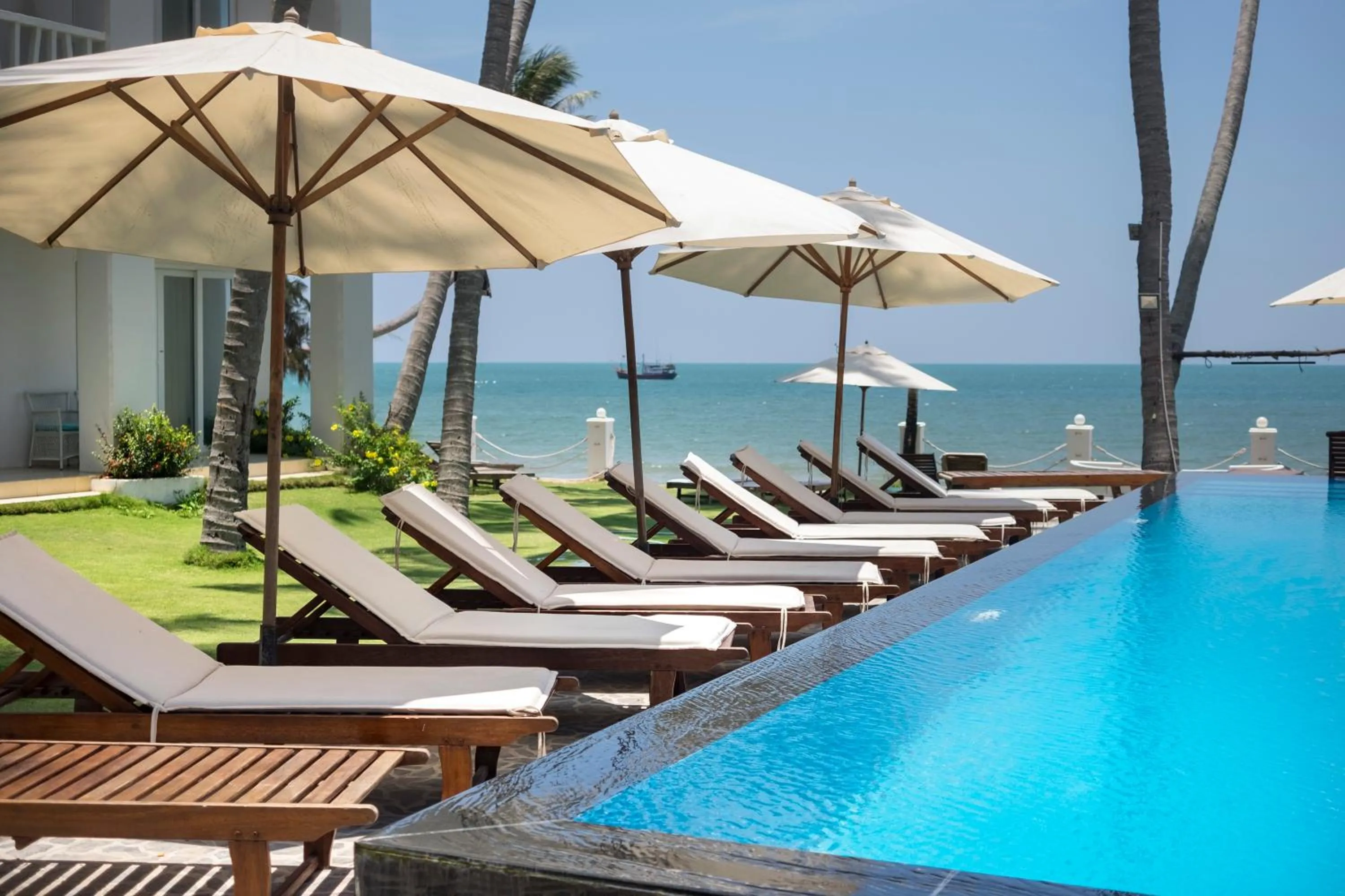 Swimming pool in Surf4You Residence