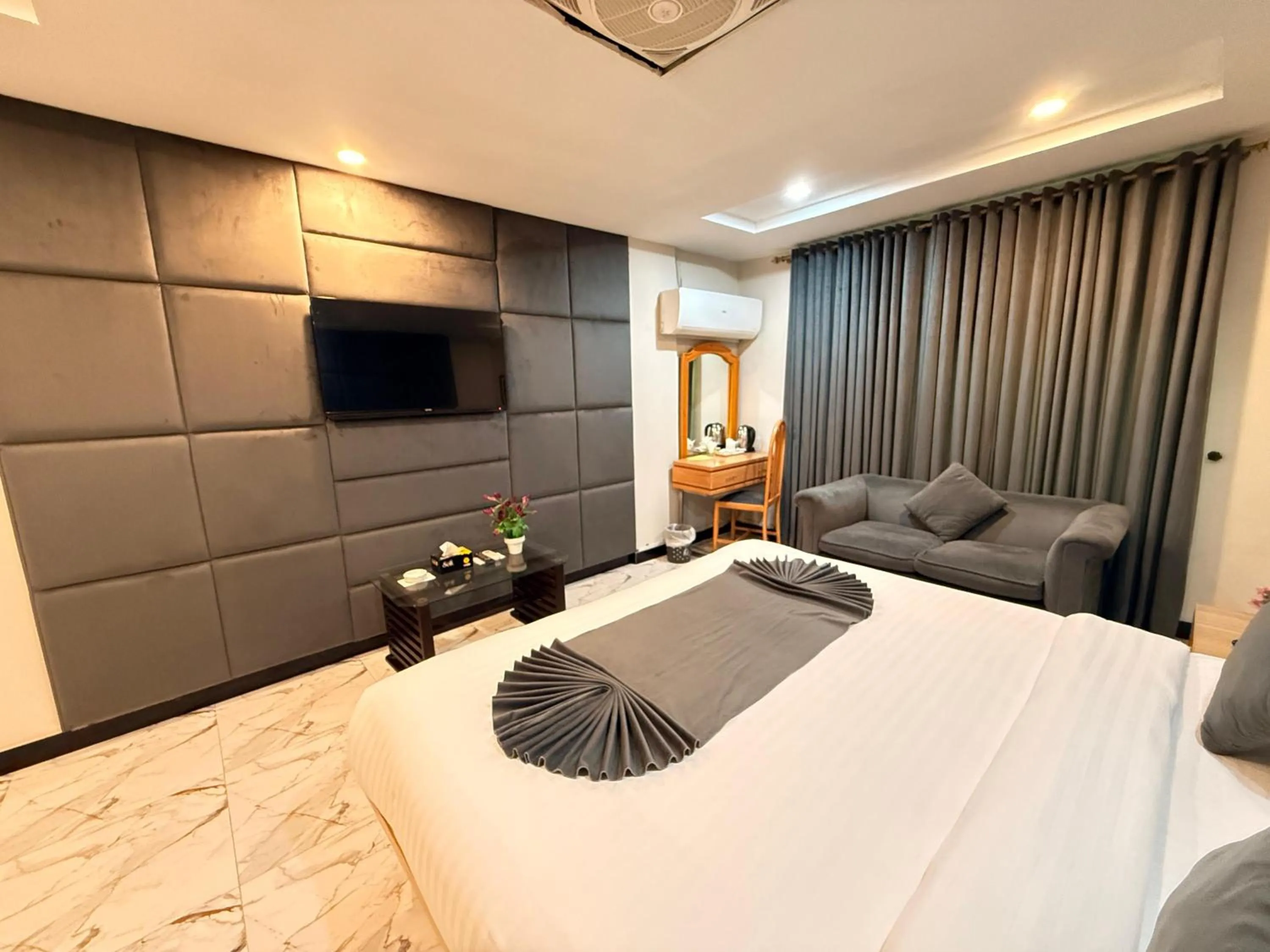 Bed in Atlas Hotel Islamabad