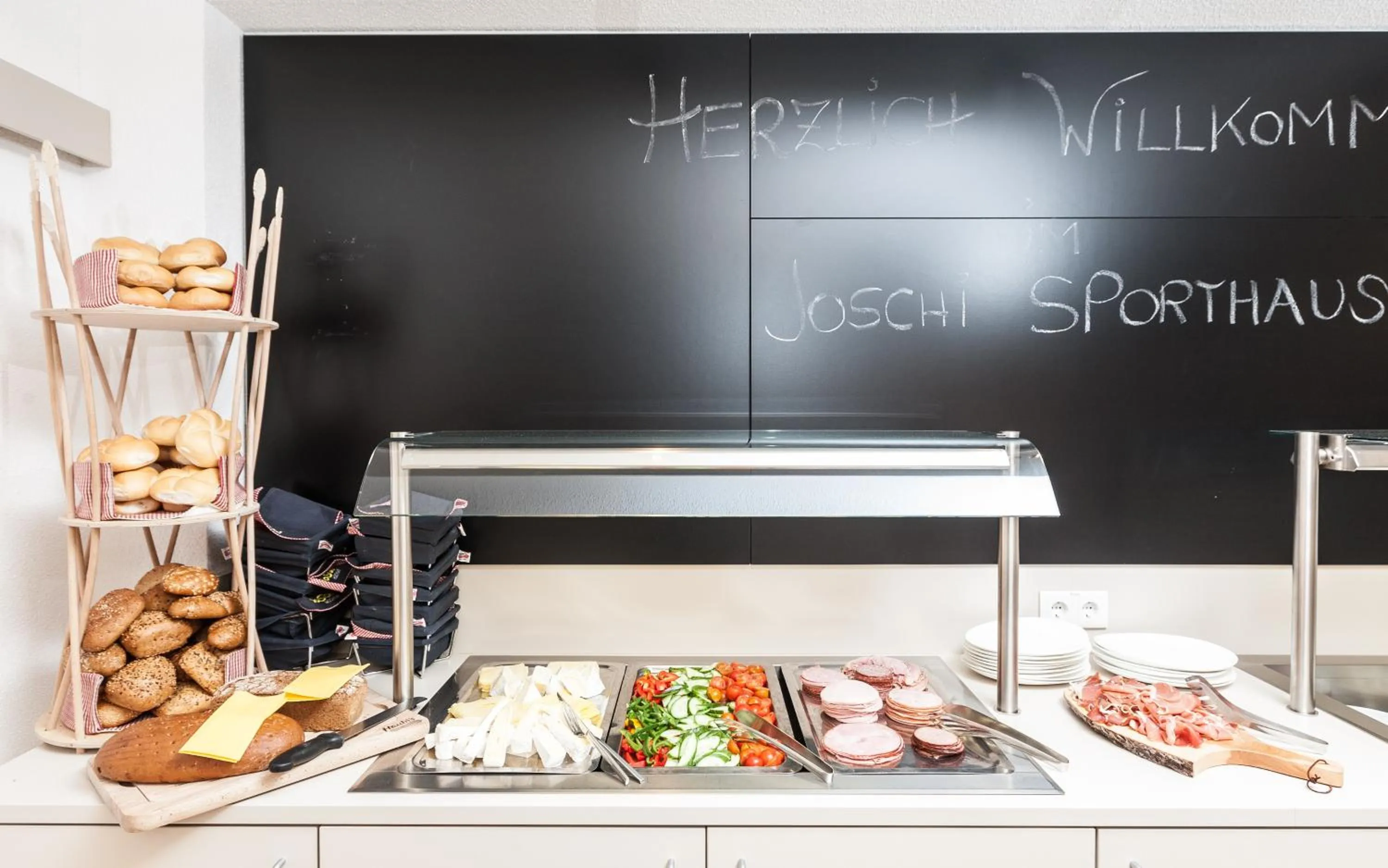 Buffet breakfast in JoSchi Sporthaus Hochkar