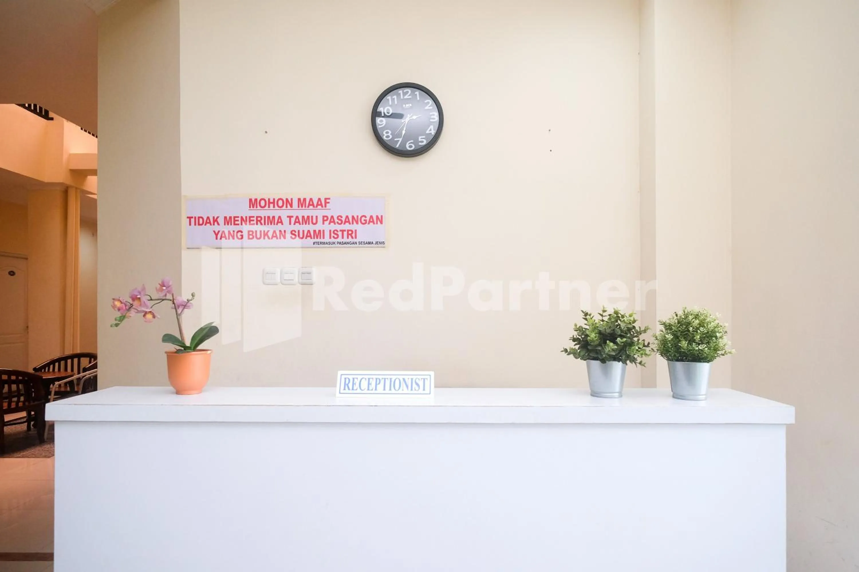 Lobby or reception in Griya Loka 2 Syariah Near Simpang Lima Mitra Reddoorz