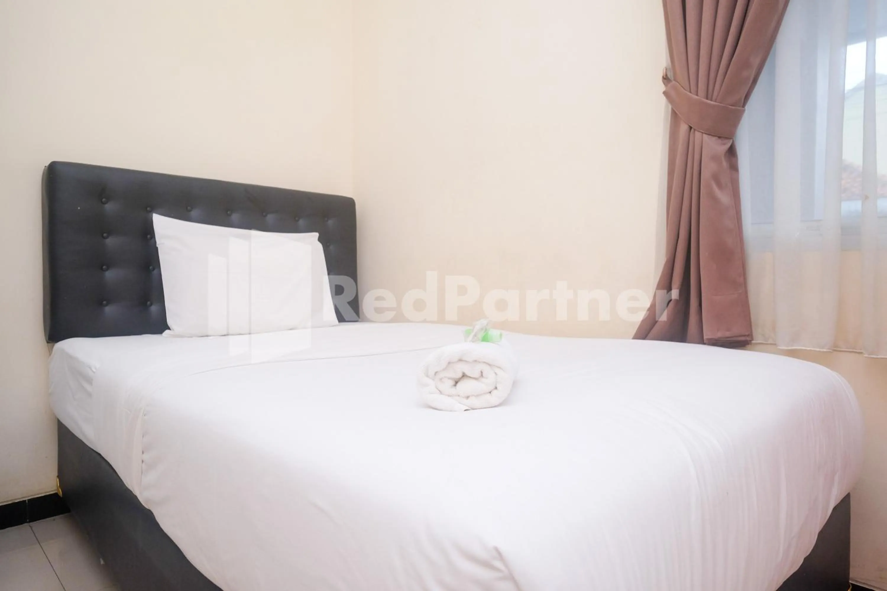 Bed in Griya Loka 2 Syariah Near Simpang Lima Mitra Reddoorz