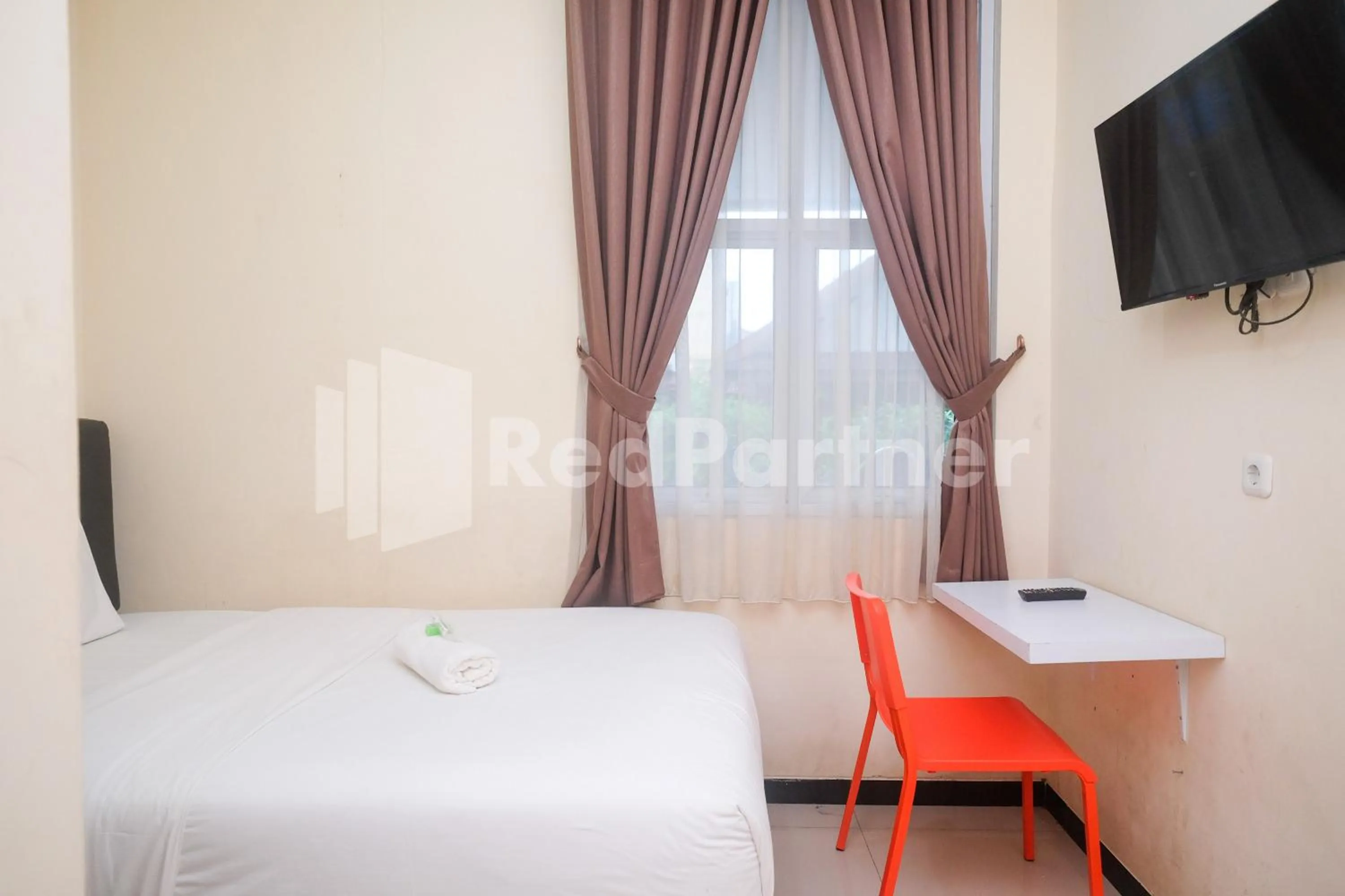 Bed in Griya Loka 2 Syariah Near Simpang Lima Mitra Reddoorz