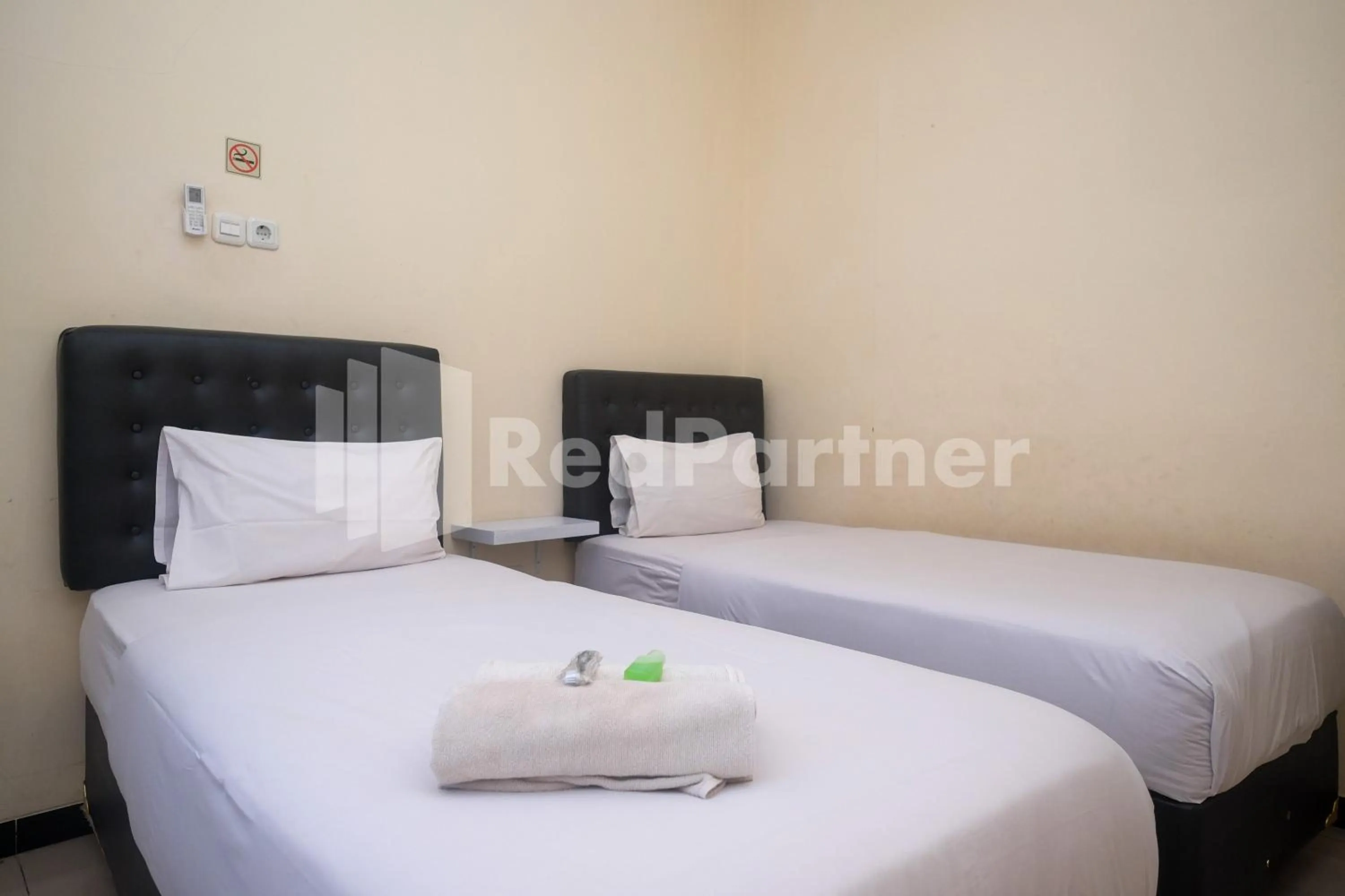 Bed in Griya Loka 2 Syariah Near Simpang Lima Mitra Reddoorz