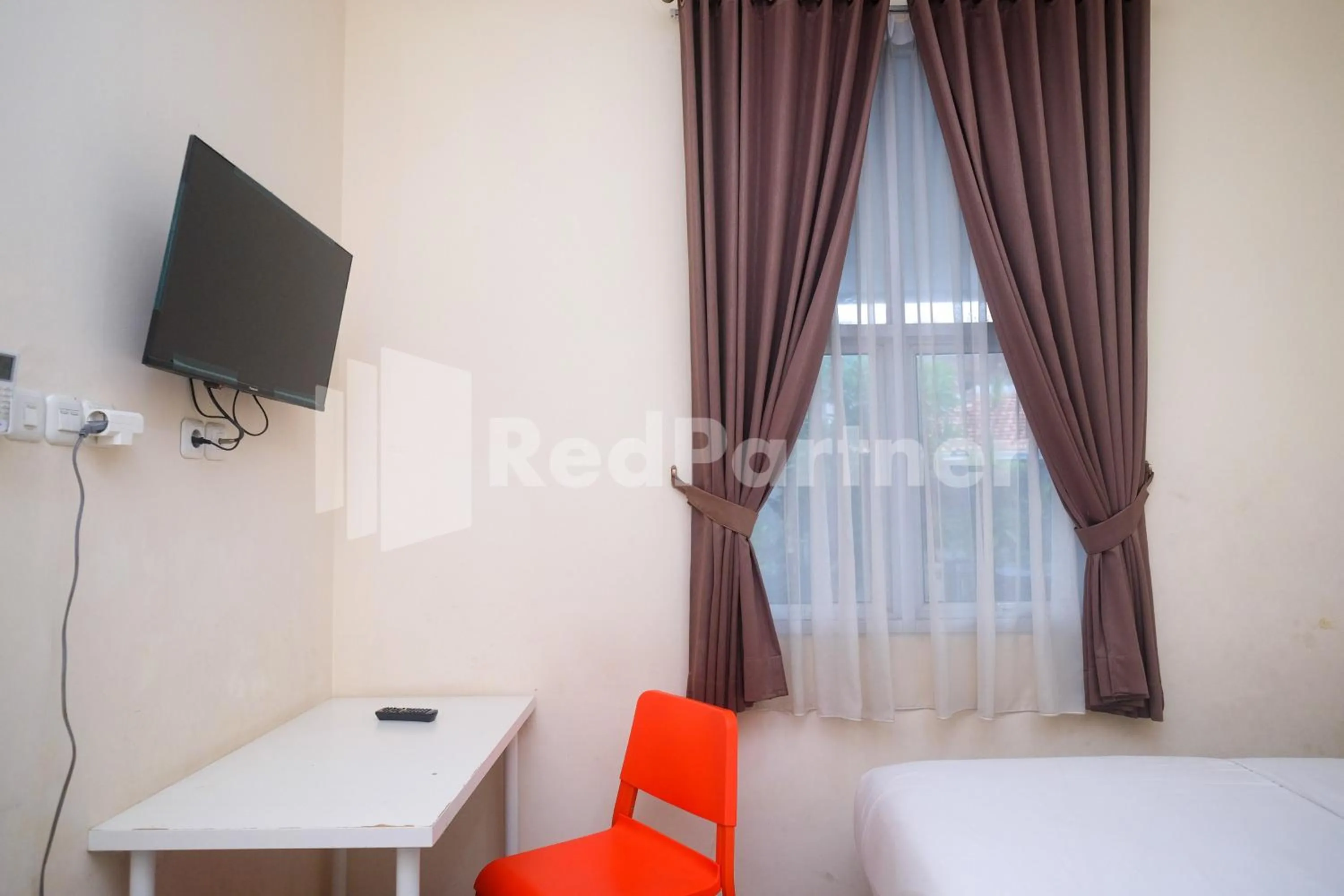 Bed in Griya Loka 2 Syariah Near Simpang Lima Mitra Reddoorz