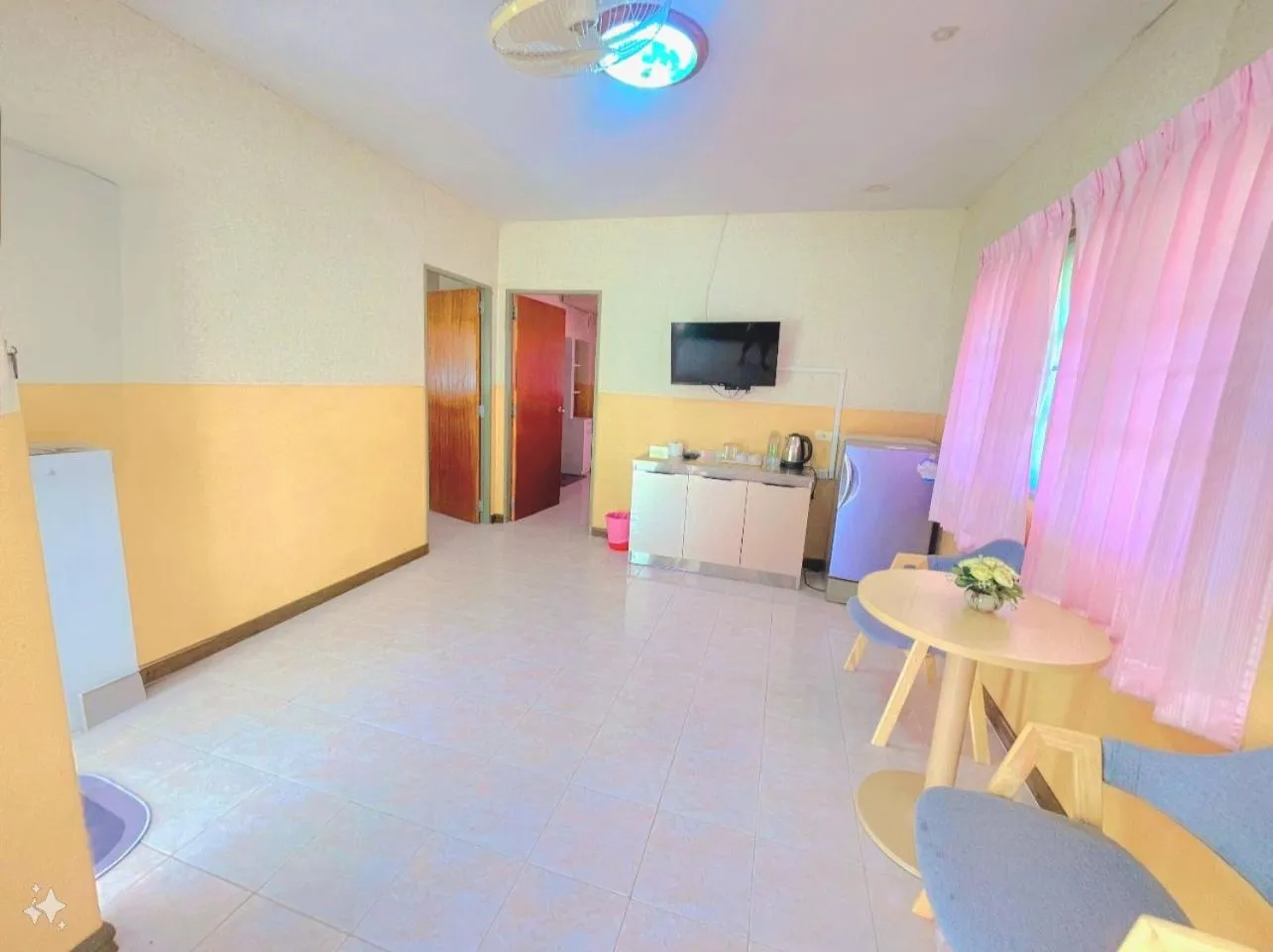 Communal lounge/ TV room in Baan Golden Resort & Residences