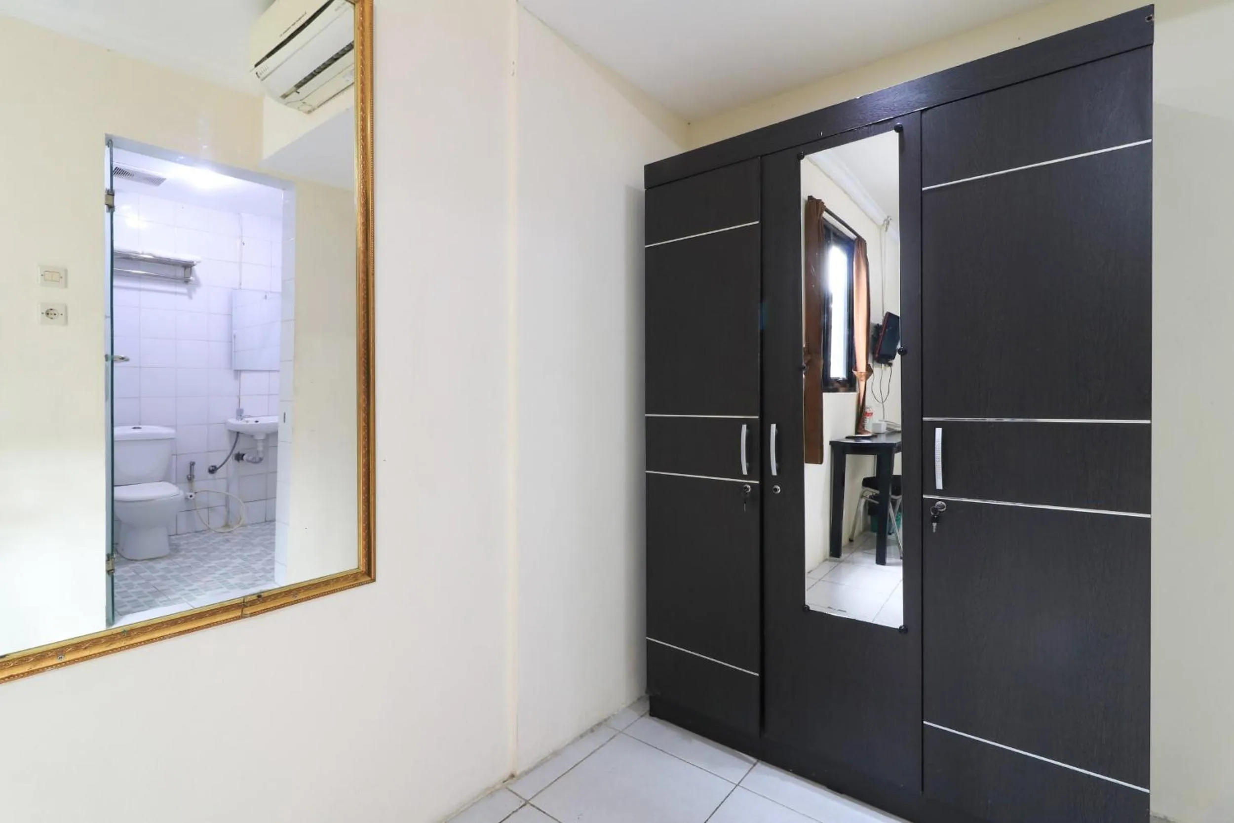 wardrobe in AMS Hotel Koja