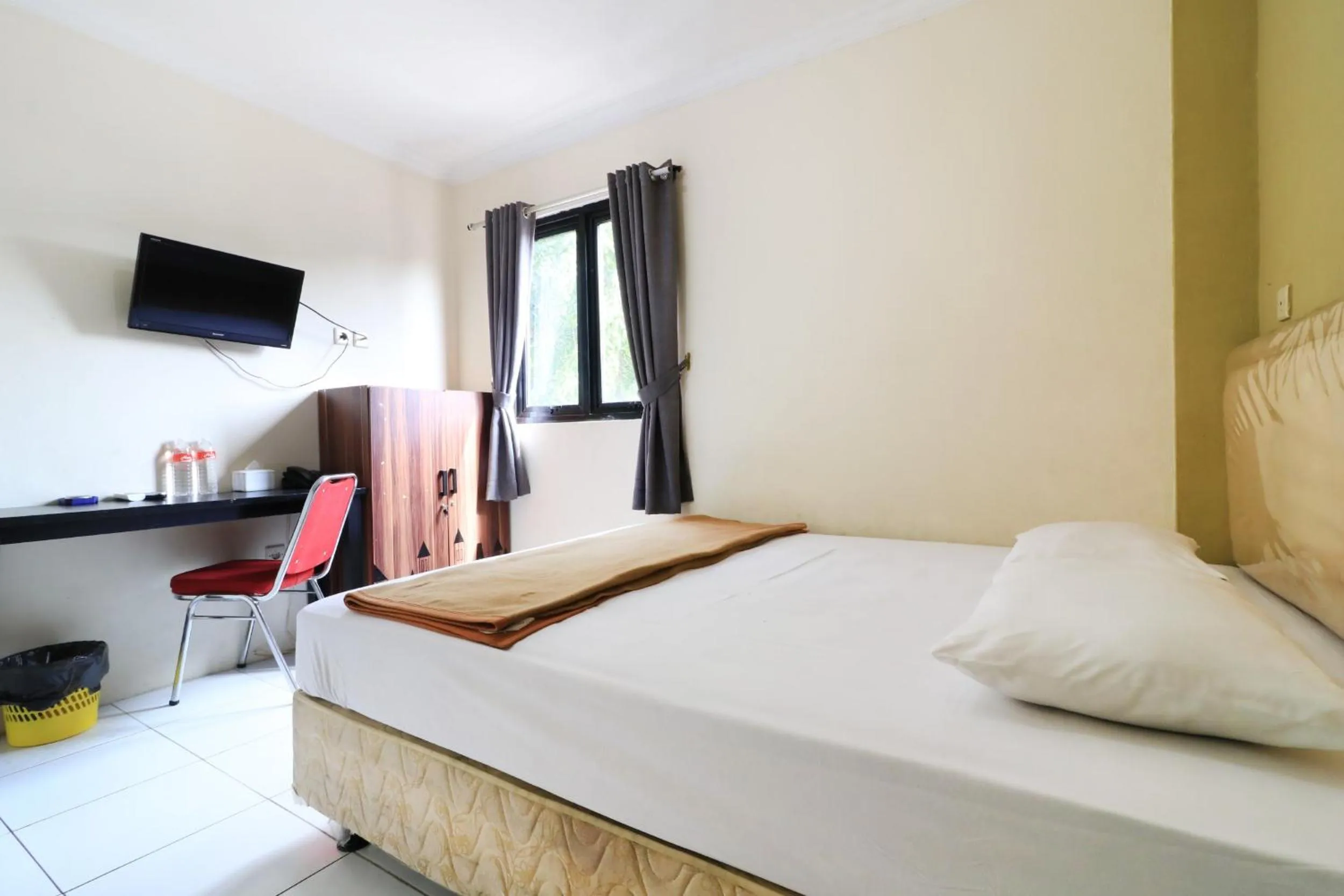 TV and multimedia, Bed in AMS Hotel Koja