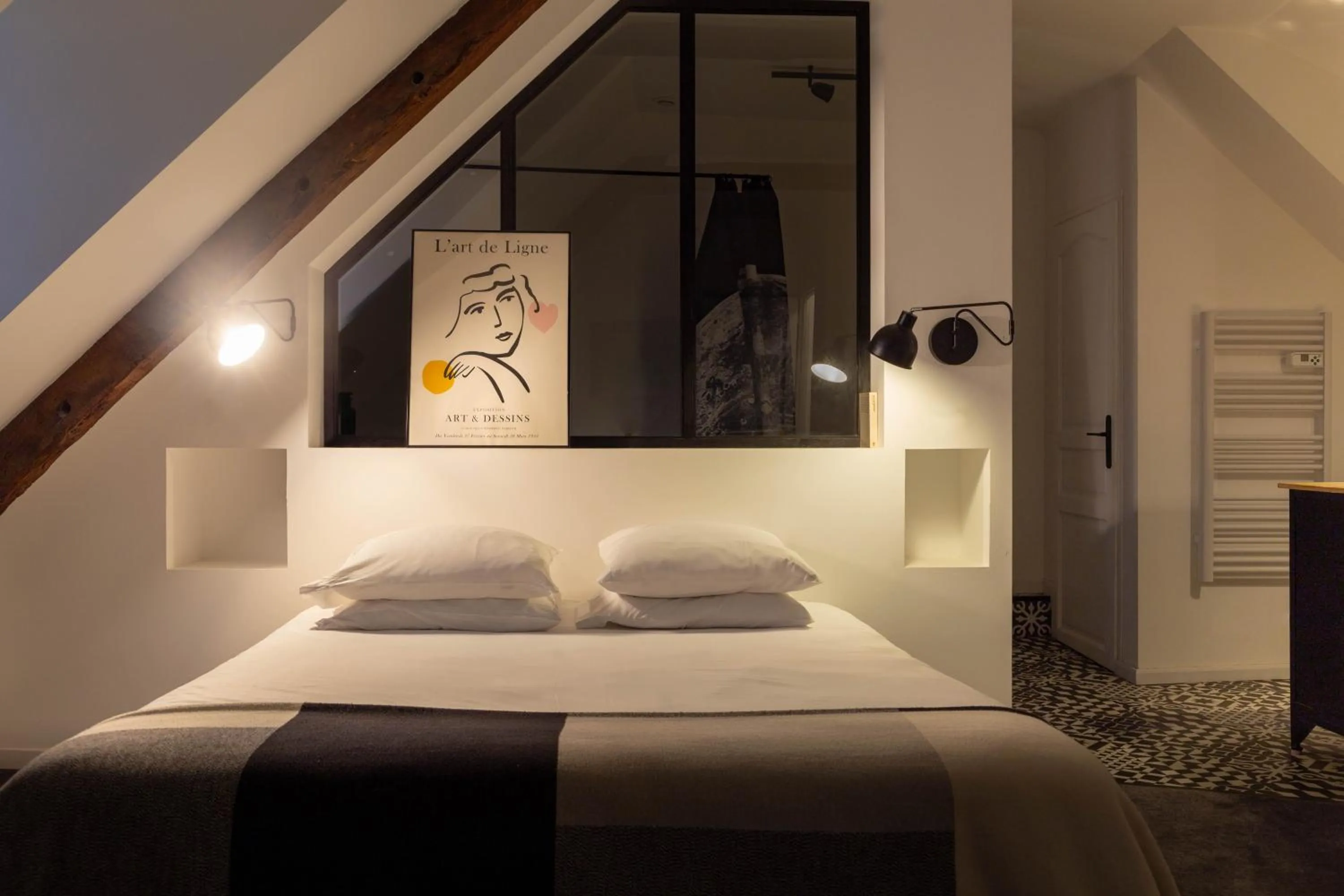 Photo of the whole room, Bed in Artefact