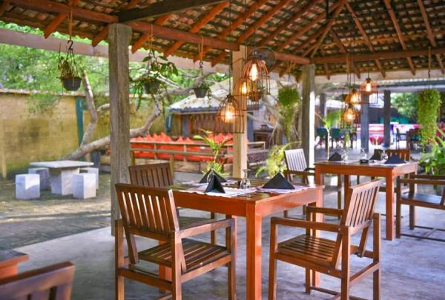 Restaurant/places to eat in Hotel Vibration