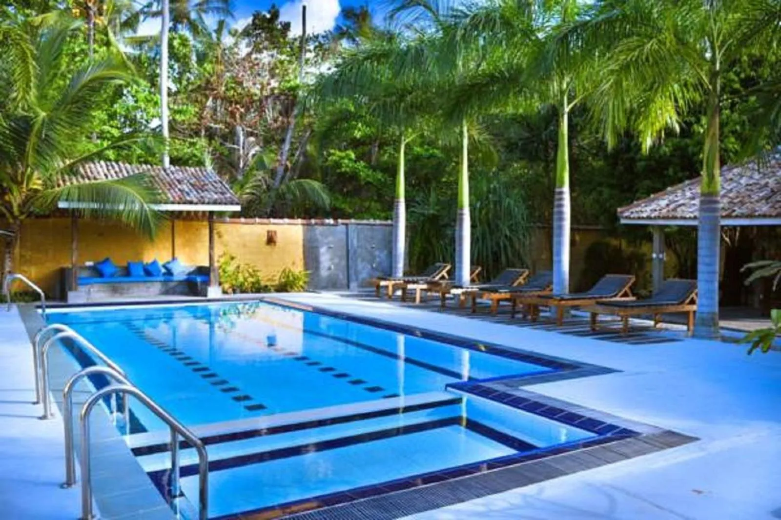 Swimming pool in Hotel Vibration