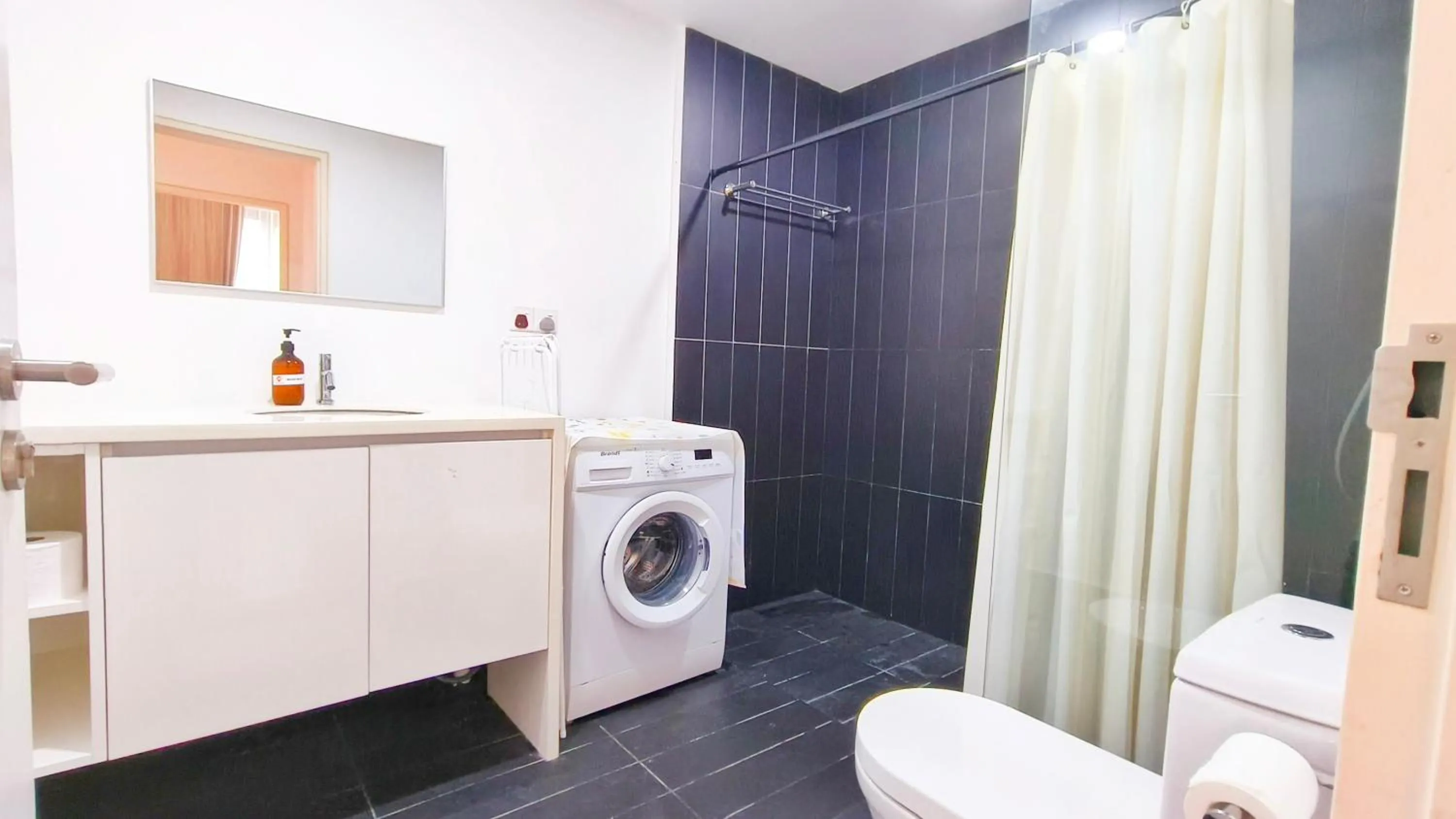 Shower in Manatidur@THE HUB SS2