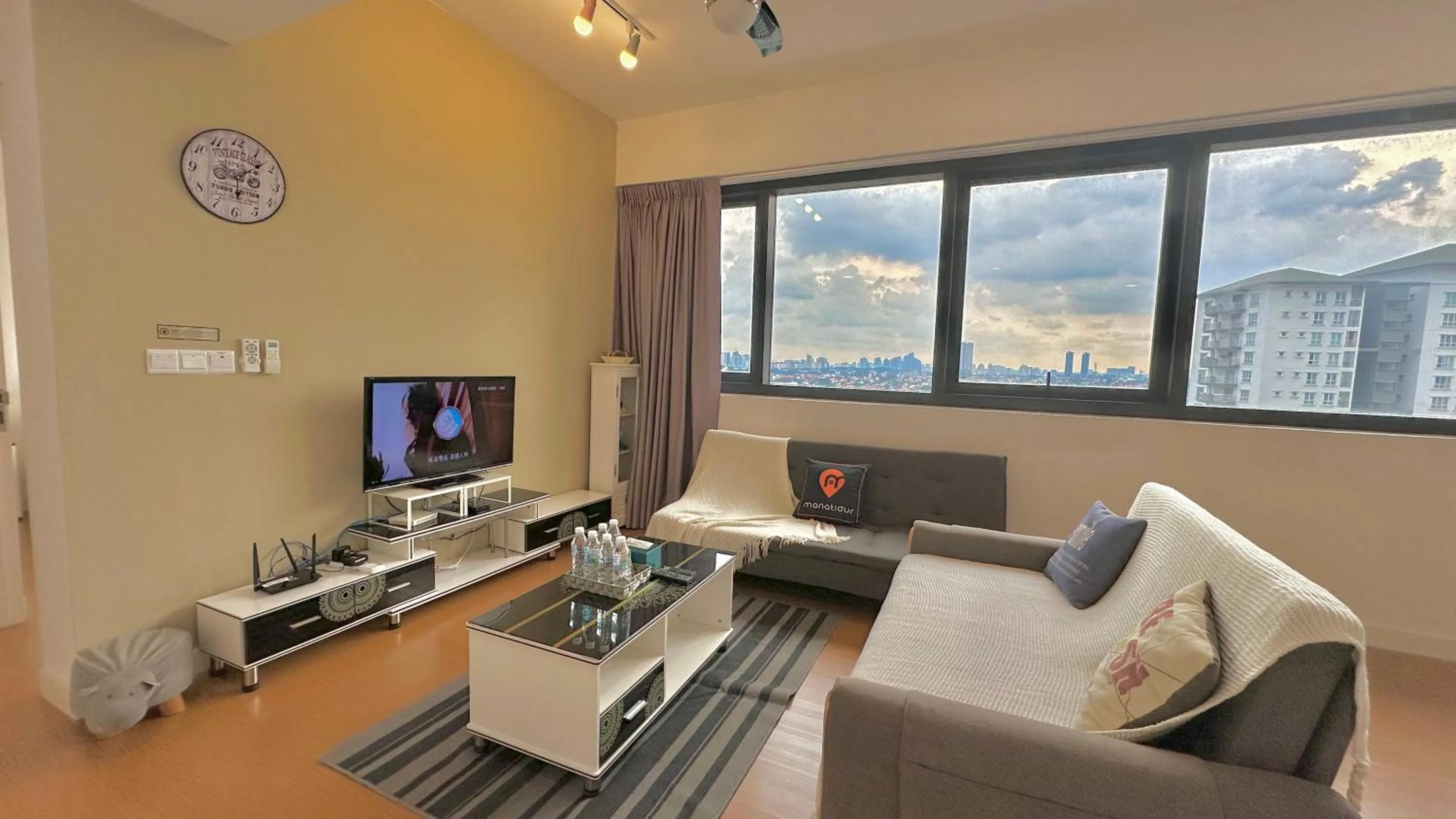 TV and multimedia in Manatidur@THE HUB SS2