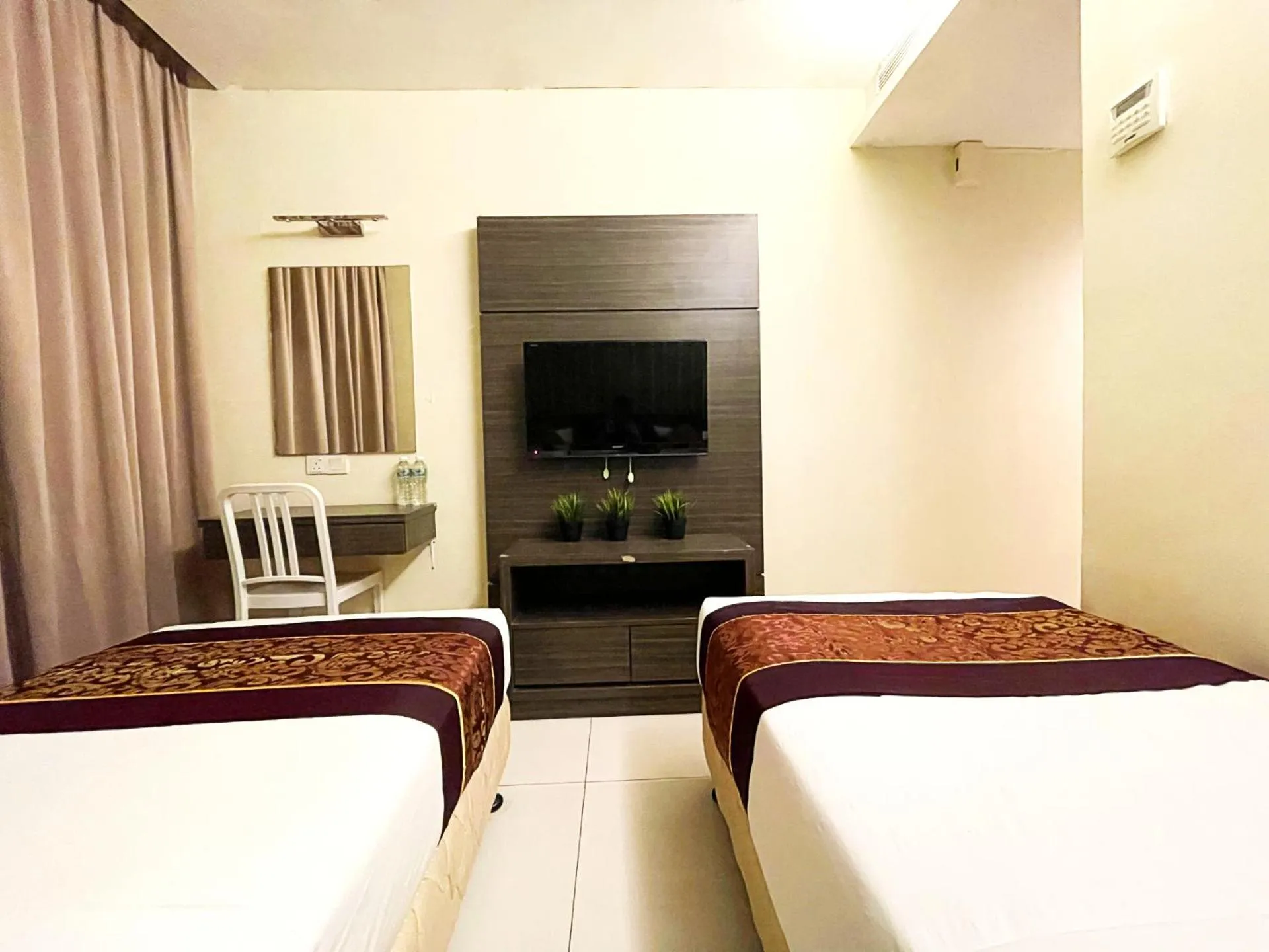 Bedroom, TV/Entertainment Center in ESQ Shamelin Hotel