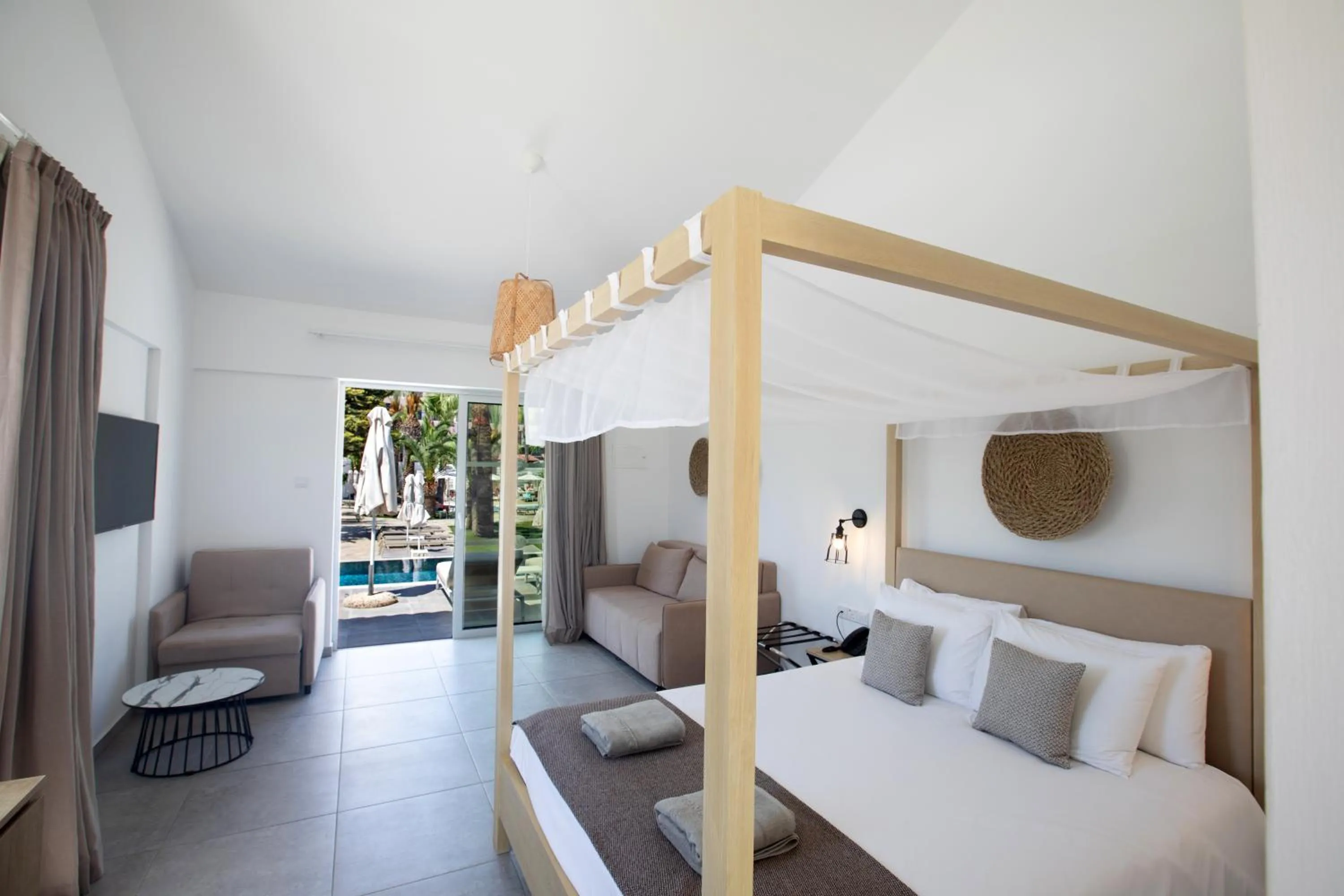 Bed in Bohemian Gardens Hotel