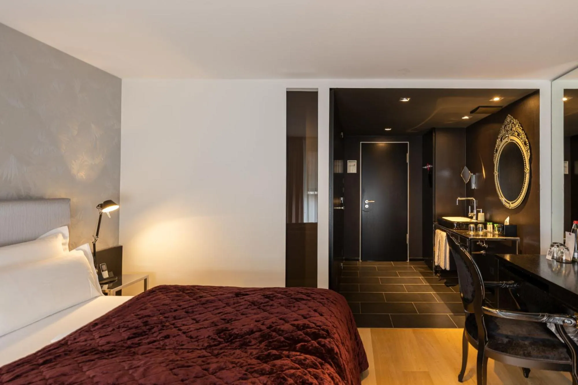 Photo of the whole room, Bed in La Mansion Vi Vadi Hotel