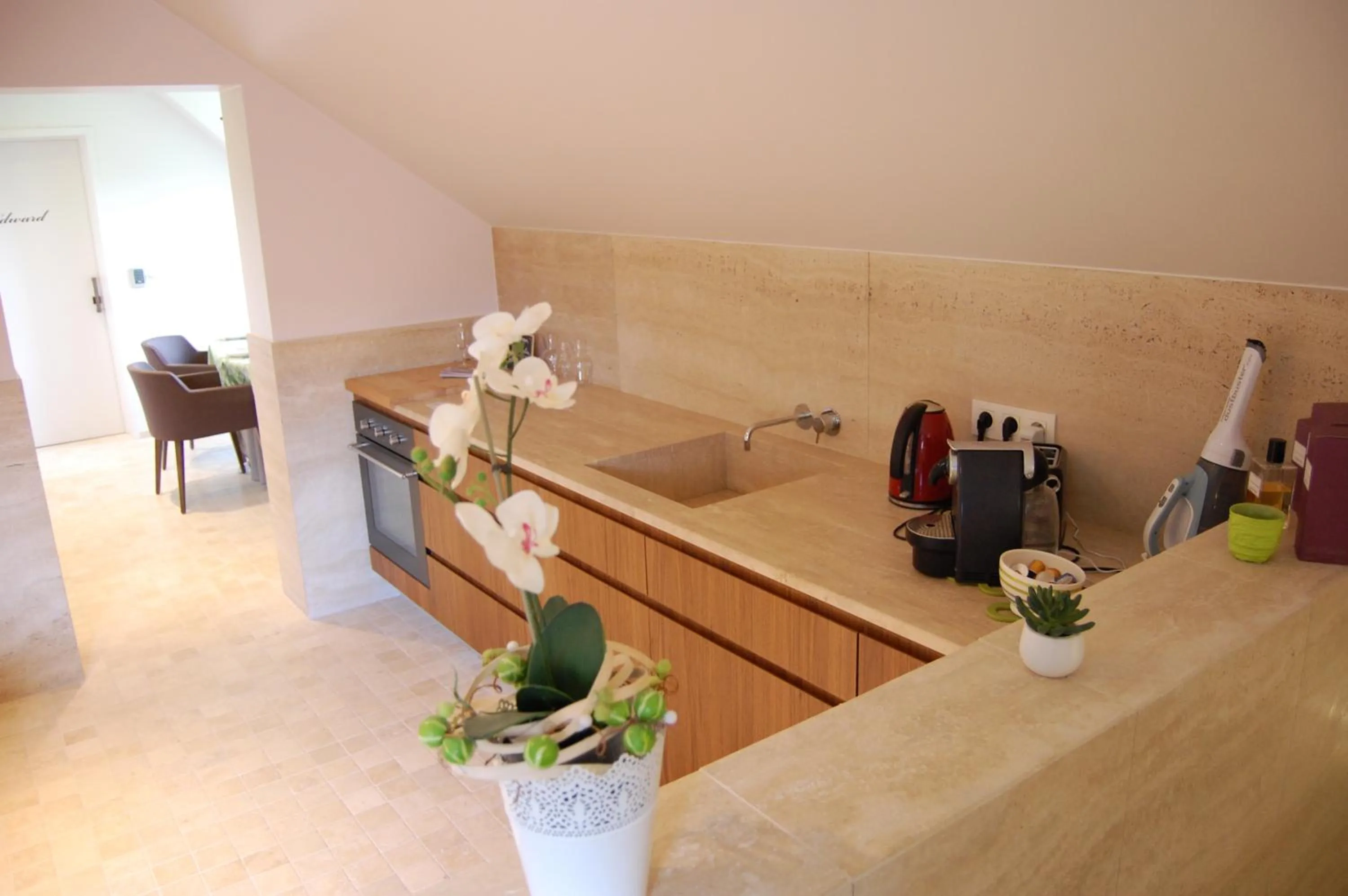 Communal kitchen in B&B Cottage Sandfort