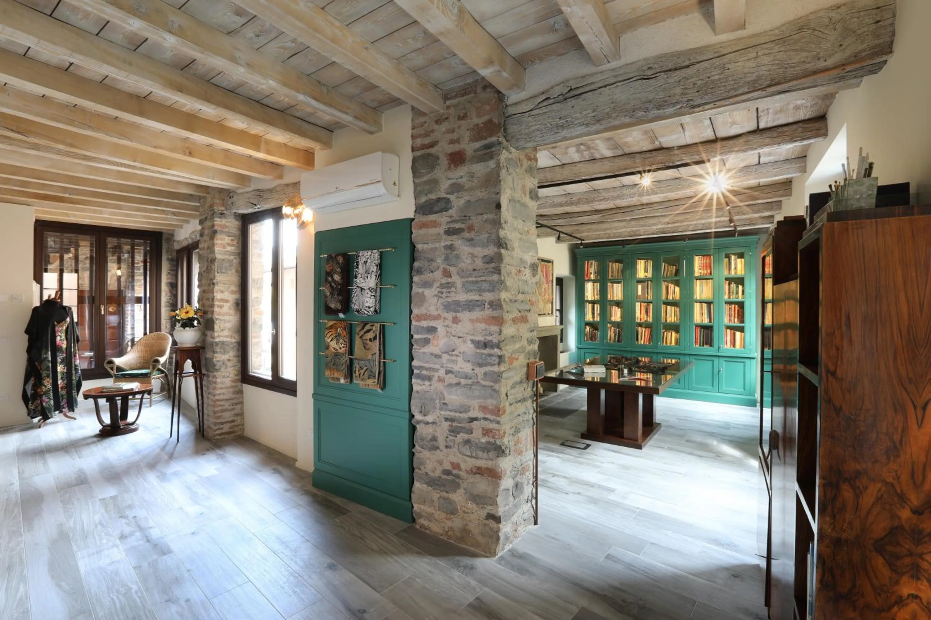 Lounge or bar in Suites&Atelier Lake Como