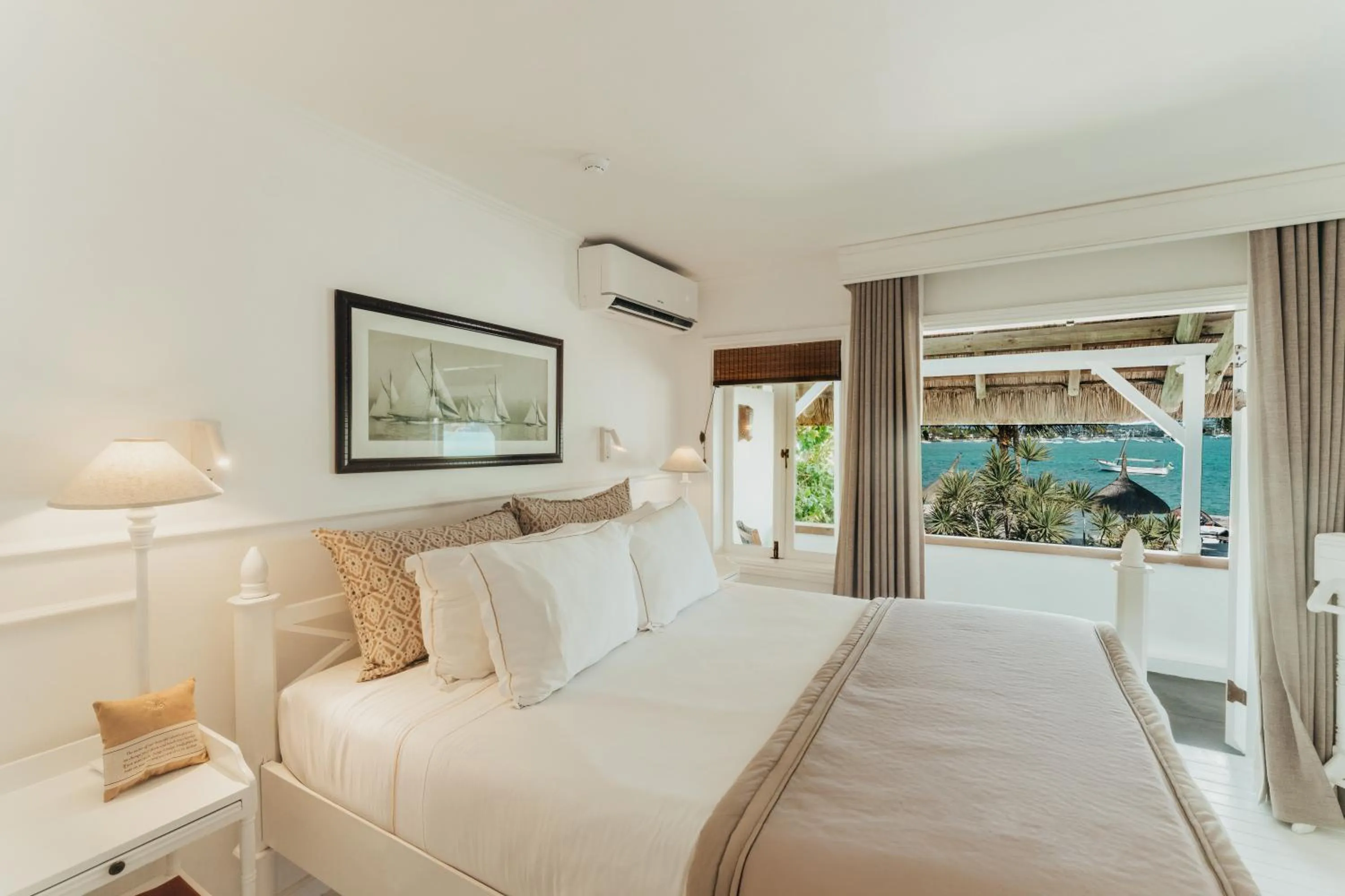 Bedroom, Bed in La Maison 20 Degrés Sud - Relais & Châteaux