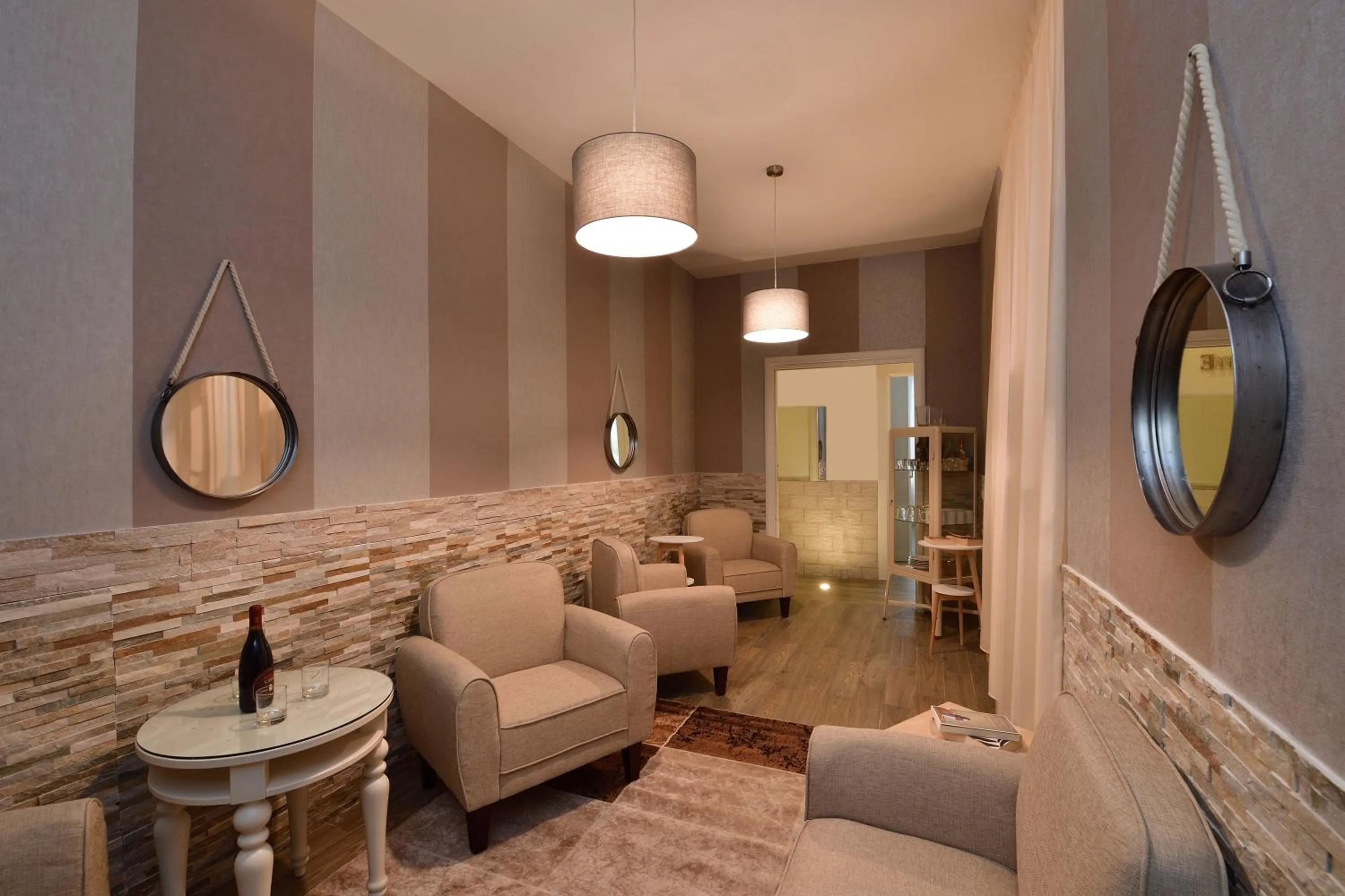 Communal lounge/ TV room in Rome Vatican Inn