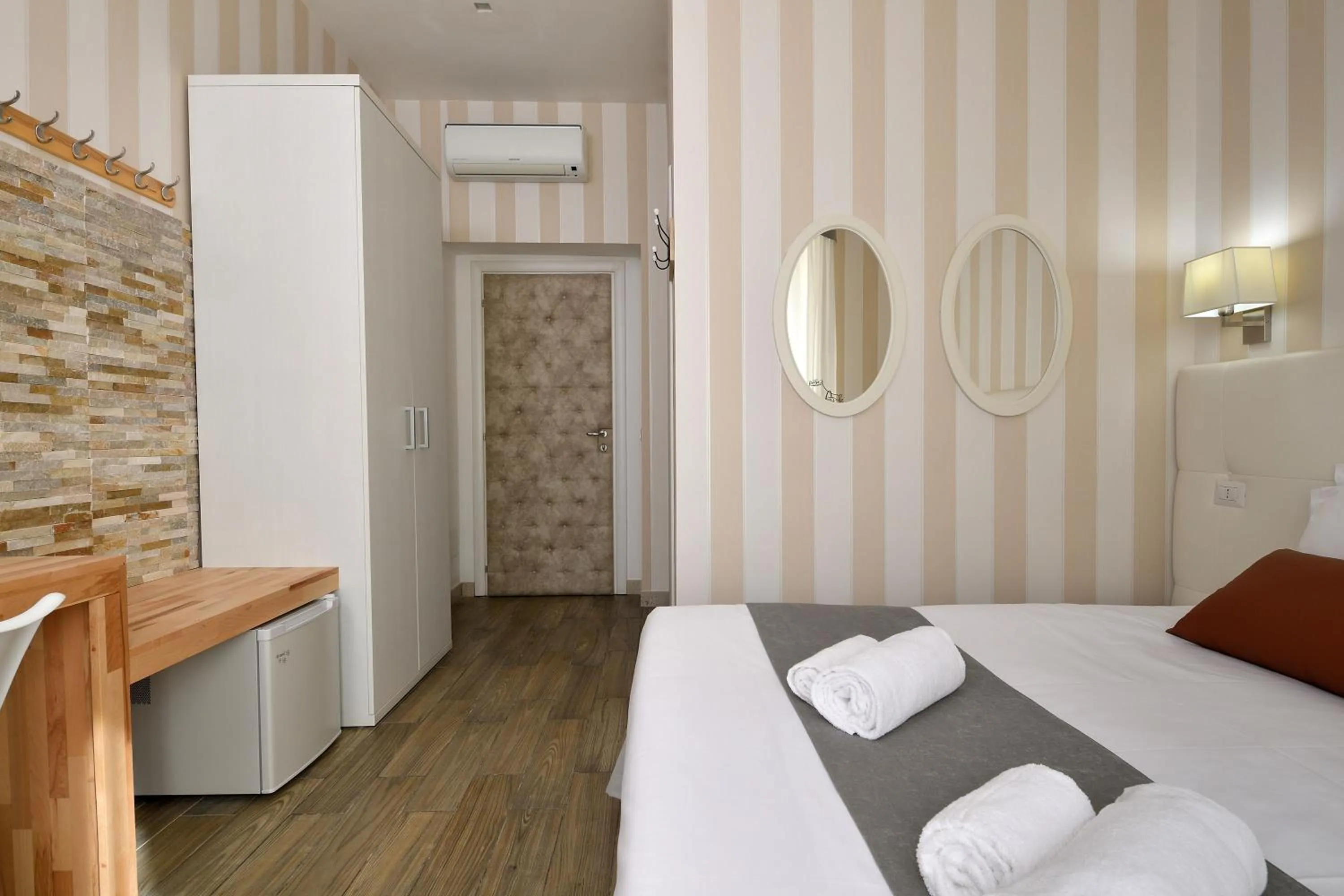 Bedroom, Bed in Rome Vatican Inn