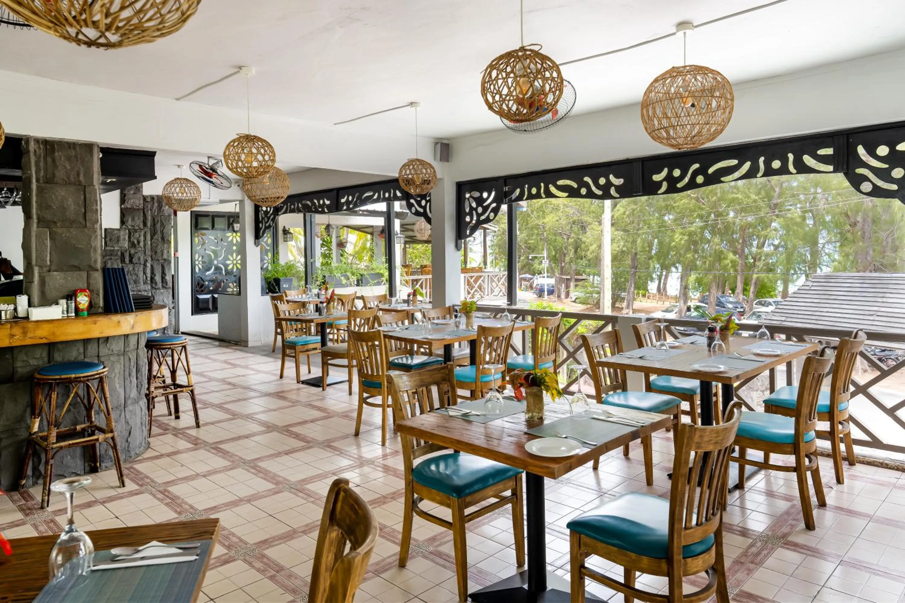 Restaurant/places to eat in Le Grand Bleu Hotel