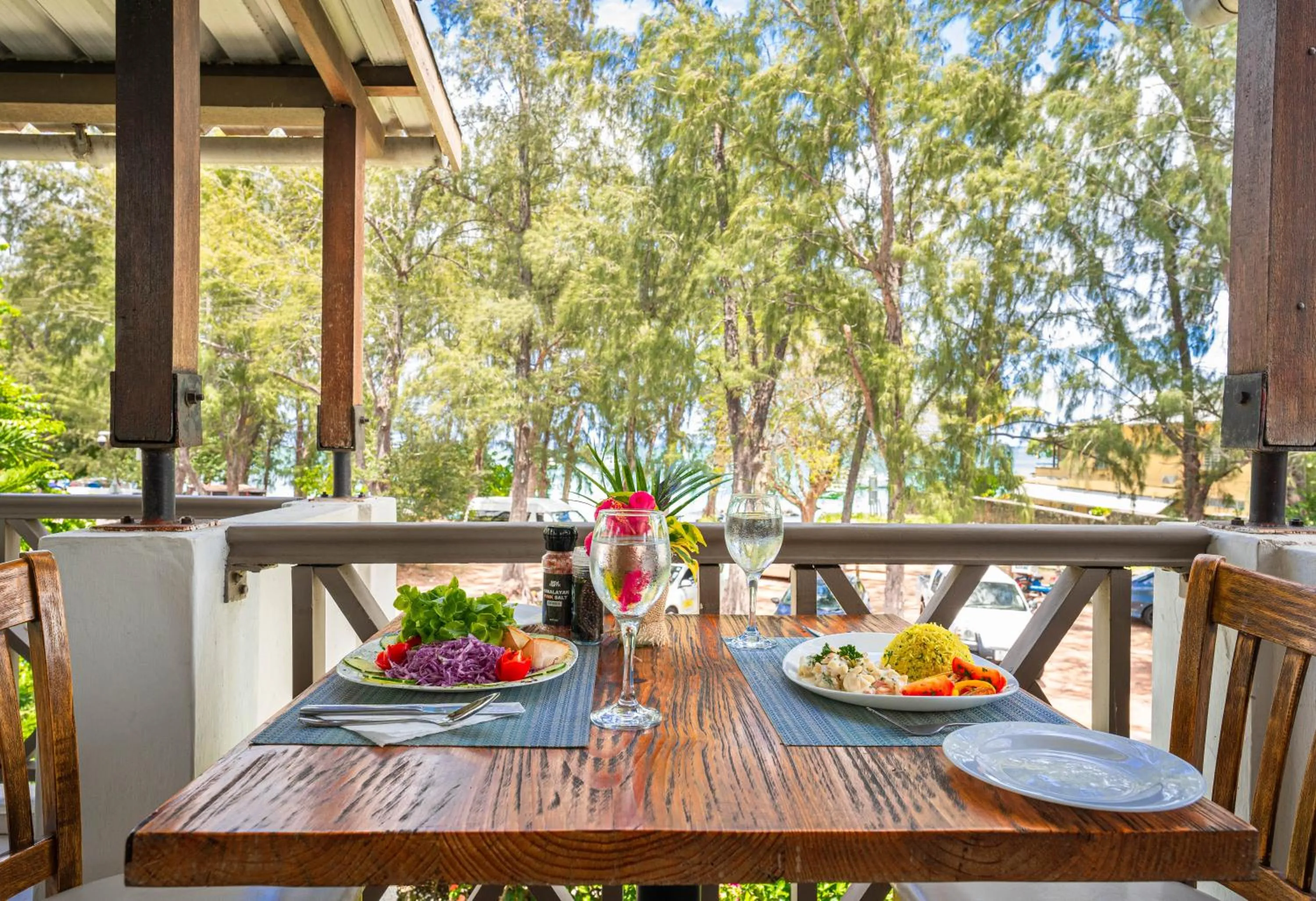 Restaurant/places to eat in Le Grand Bleu Hotel