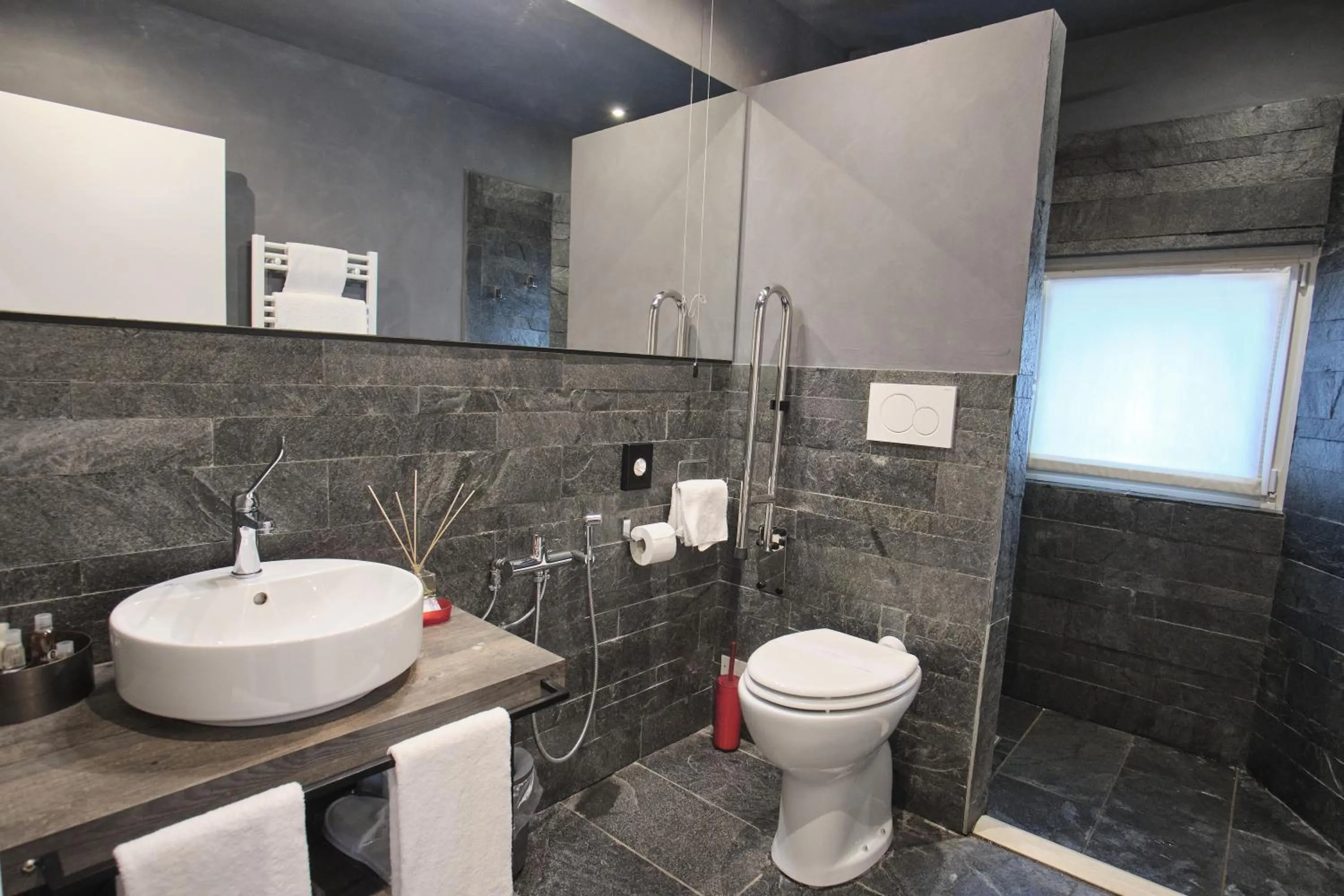 Shower in Capriccio Art Hotel