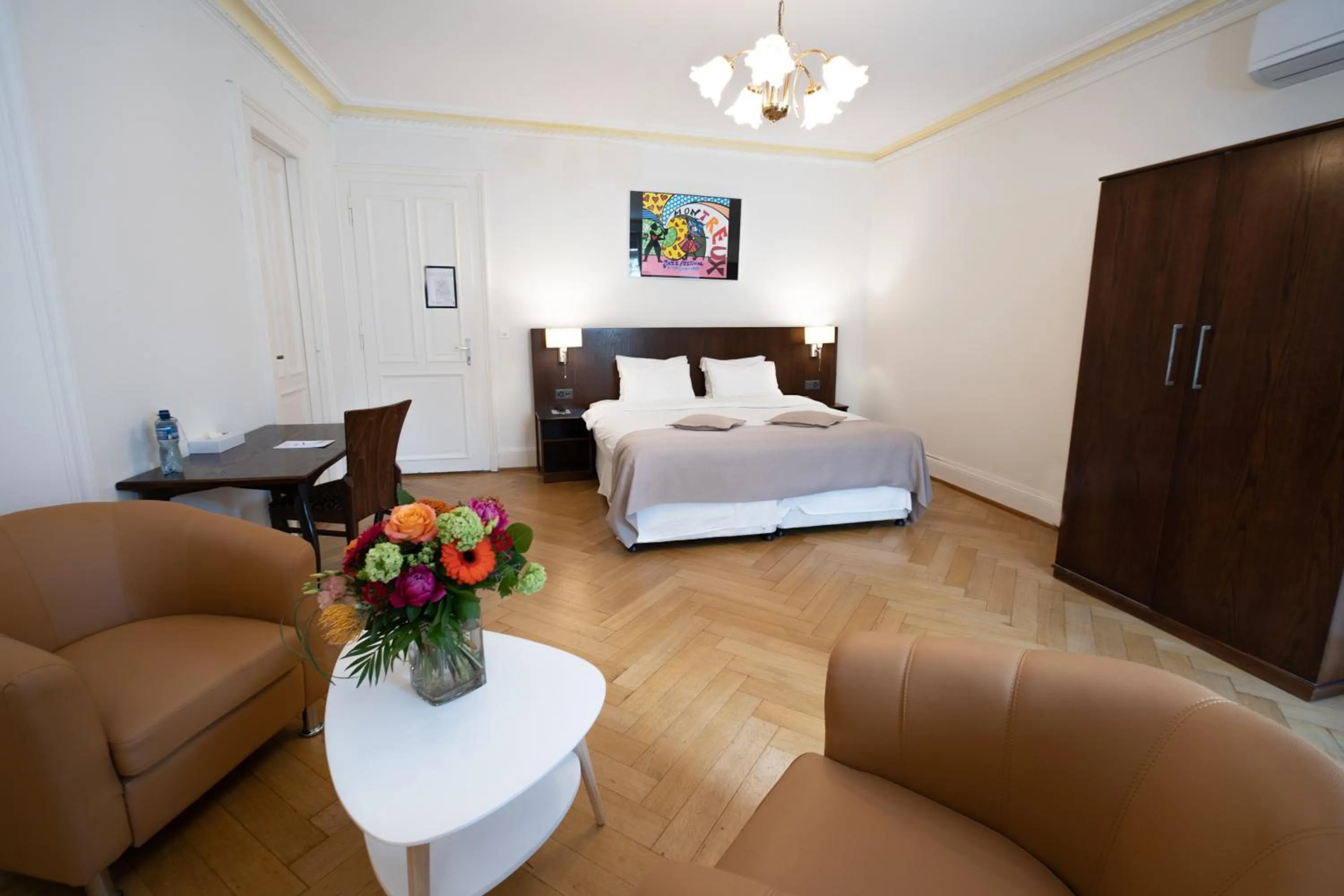 Photo of the whole room, Bed in J5 Hotels Helvetie & La Brasserie