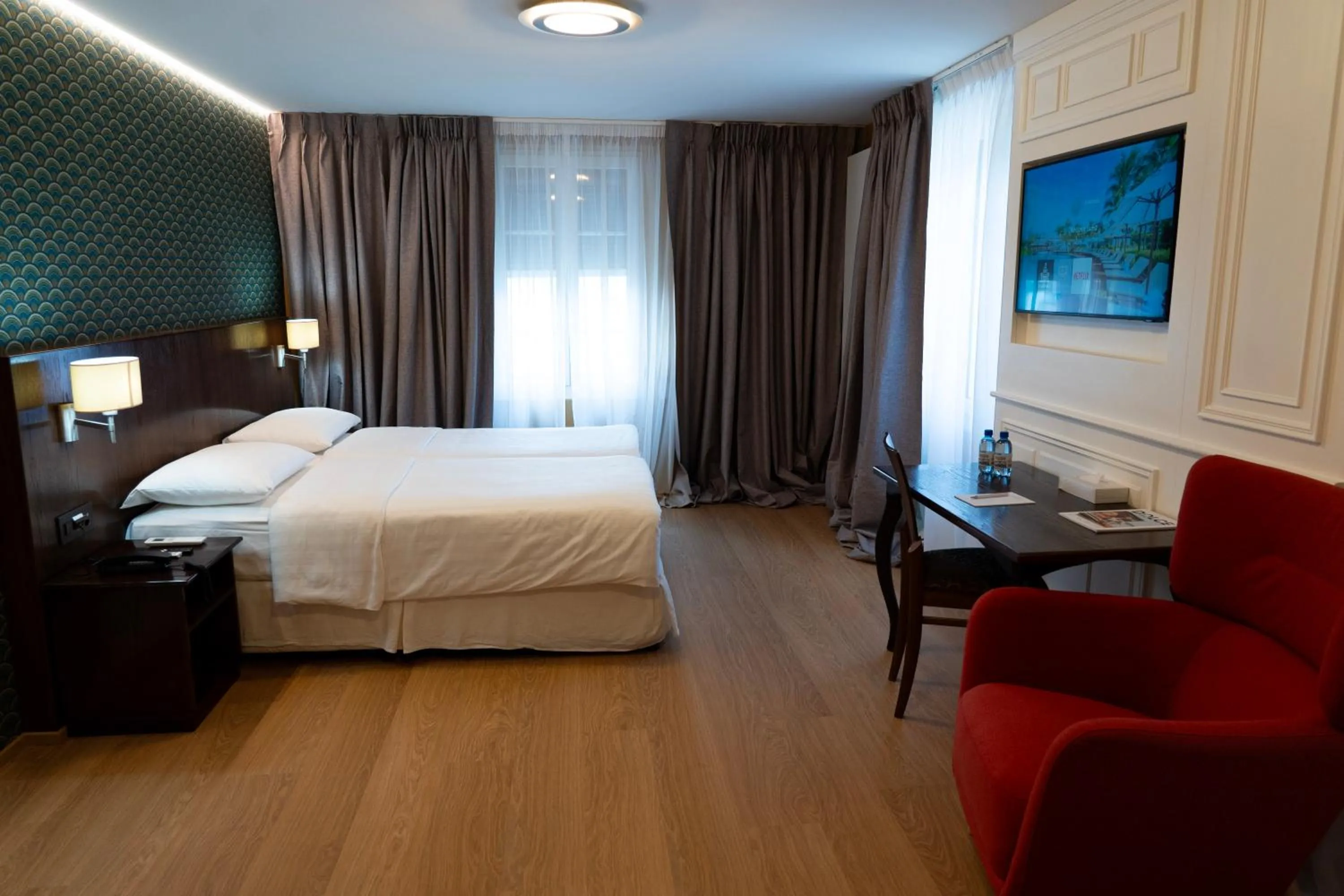Photo of the whole room, Bed in J5 Hotels Helvetie & La Brasserie