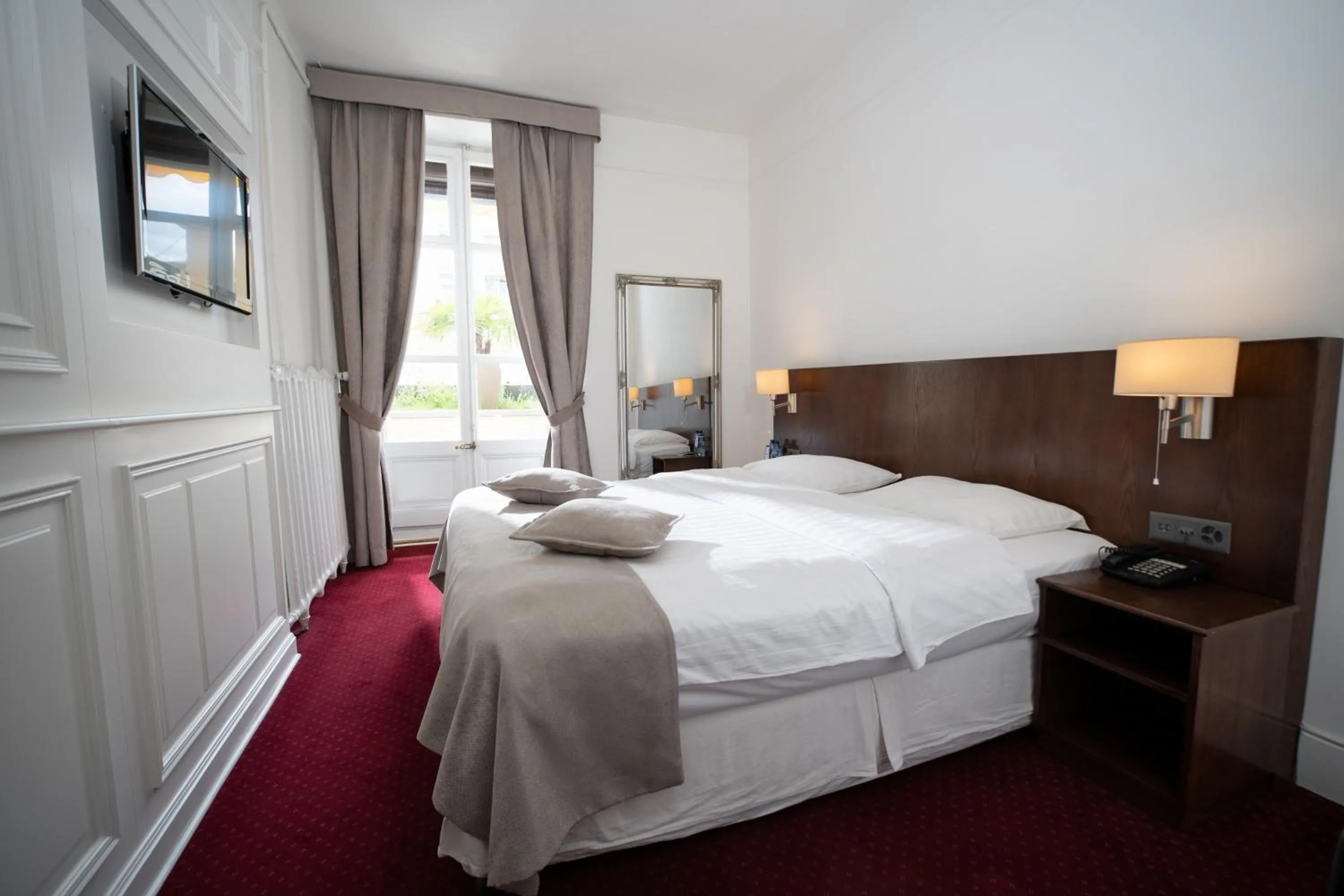 Bed in J5 Hotels Helvetie & La Brasserie