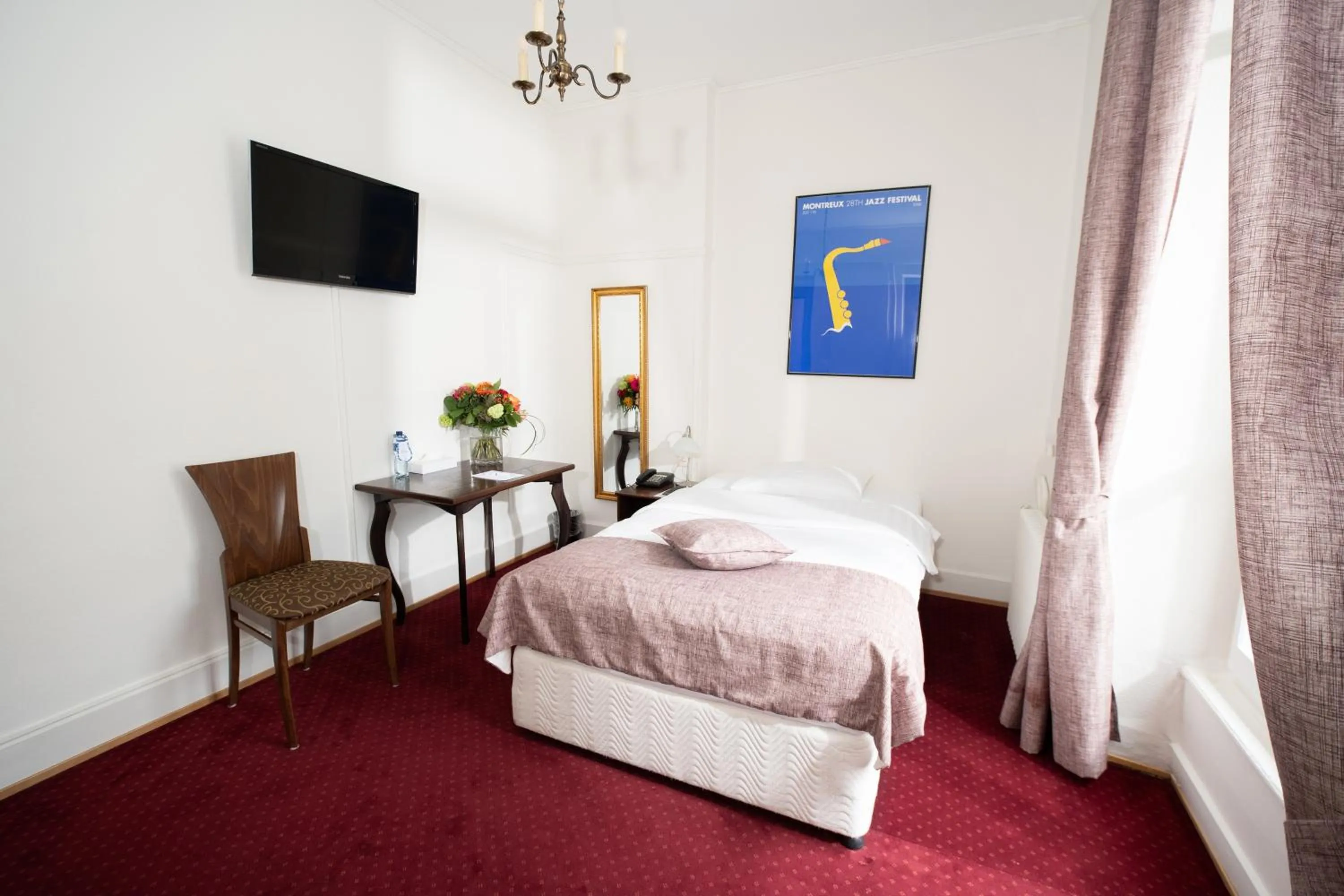 Photo of the whole room, Bed in J5 Hotels Helvetie & La Brasserie