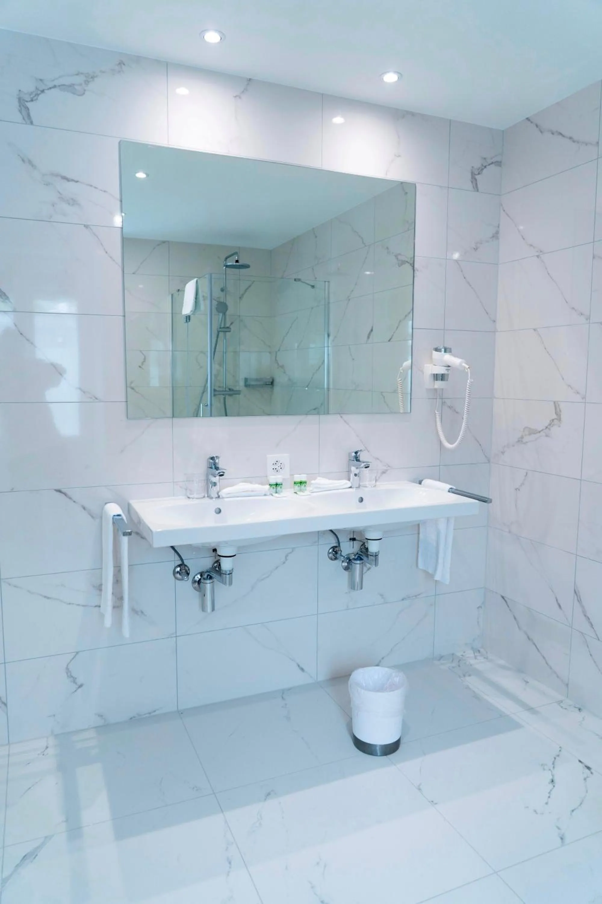 Bathroom in J5 Hotels Helvetie & La Brasserie