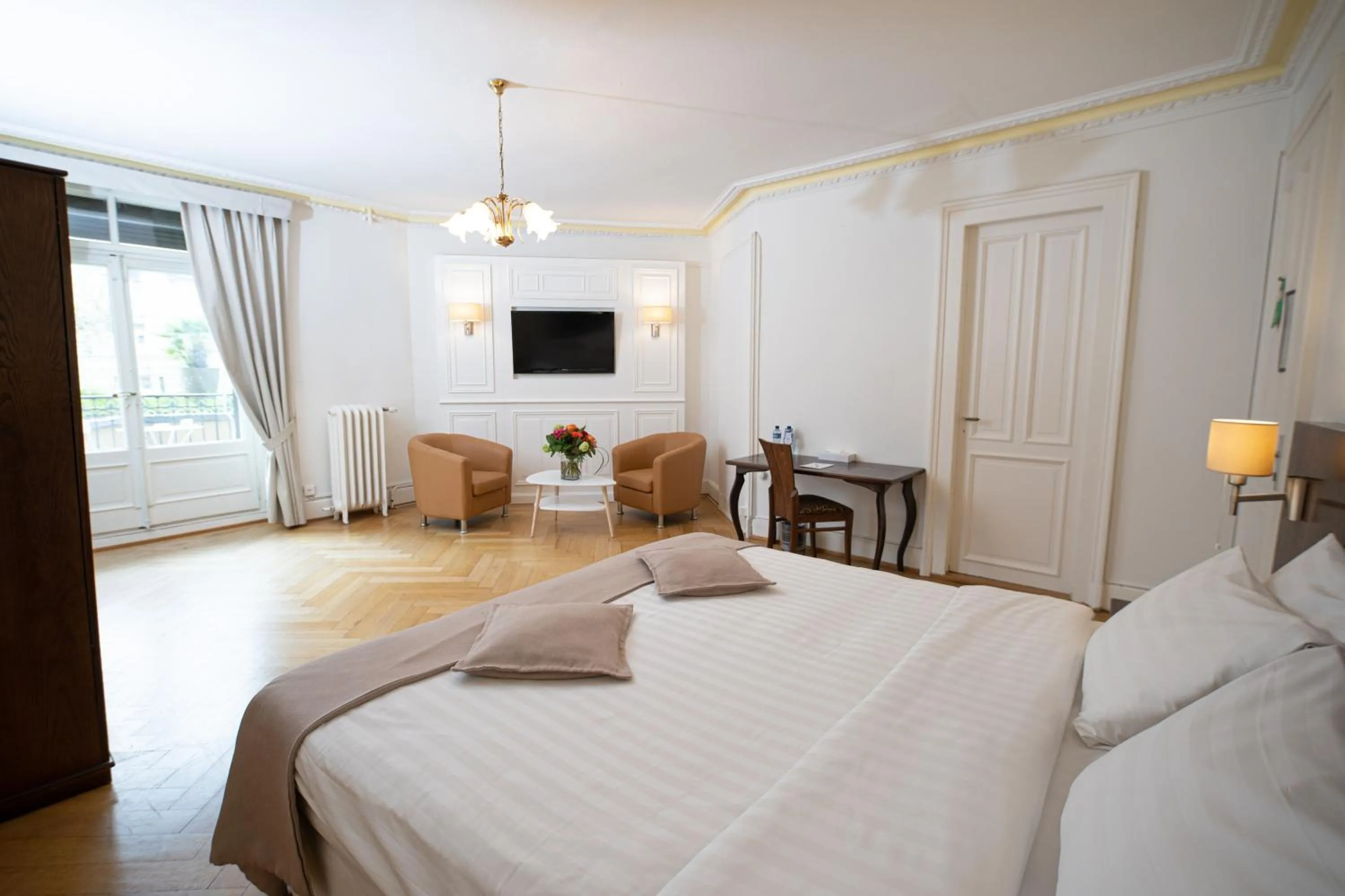 Photo of the whole room, Bed in J5 Hotels Helvetie & La Brasserie