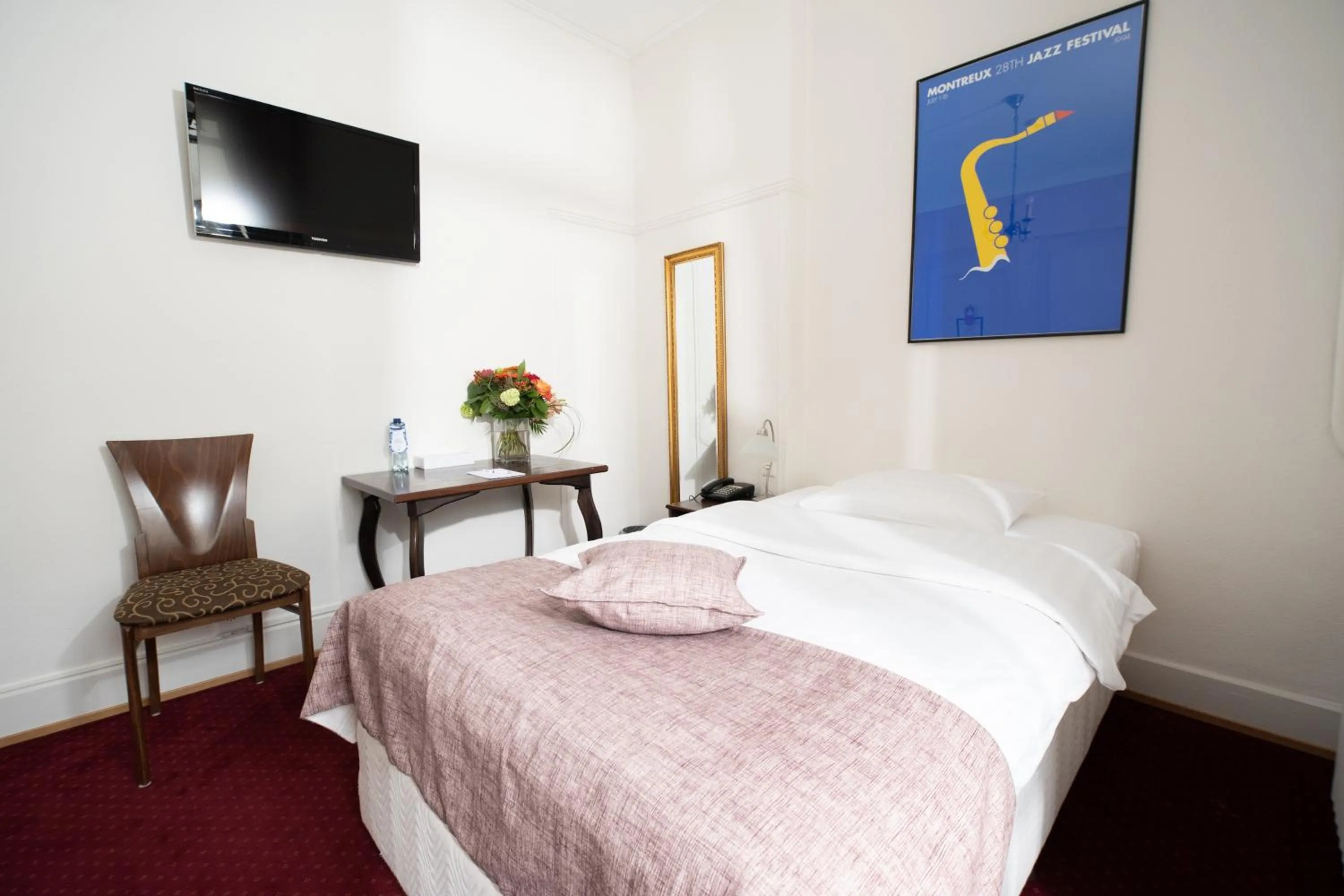 Photo of the whole room, Bed in J5 Hotels Helvetie & La Brasserie