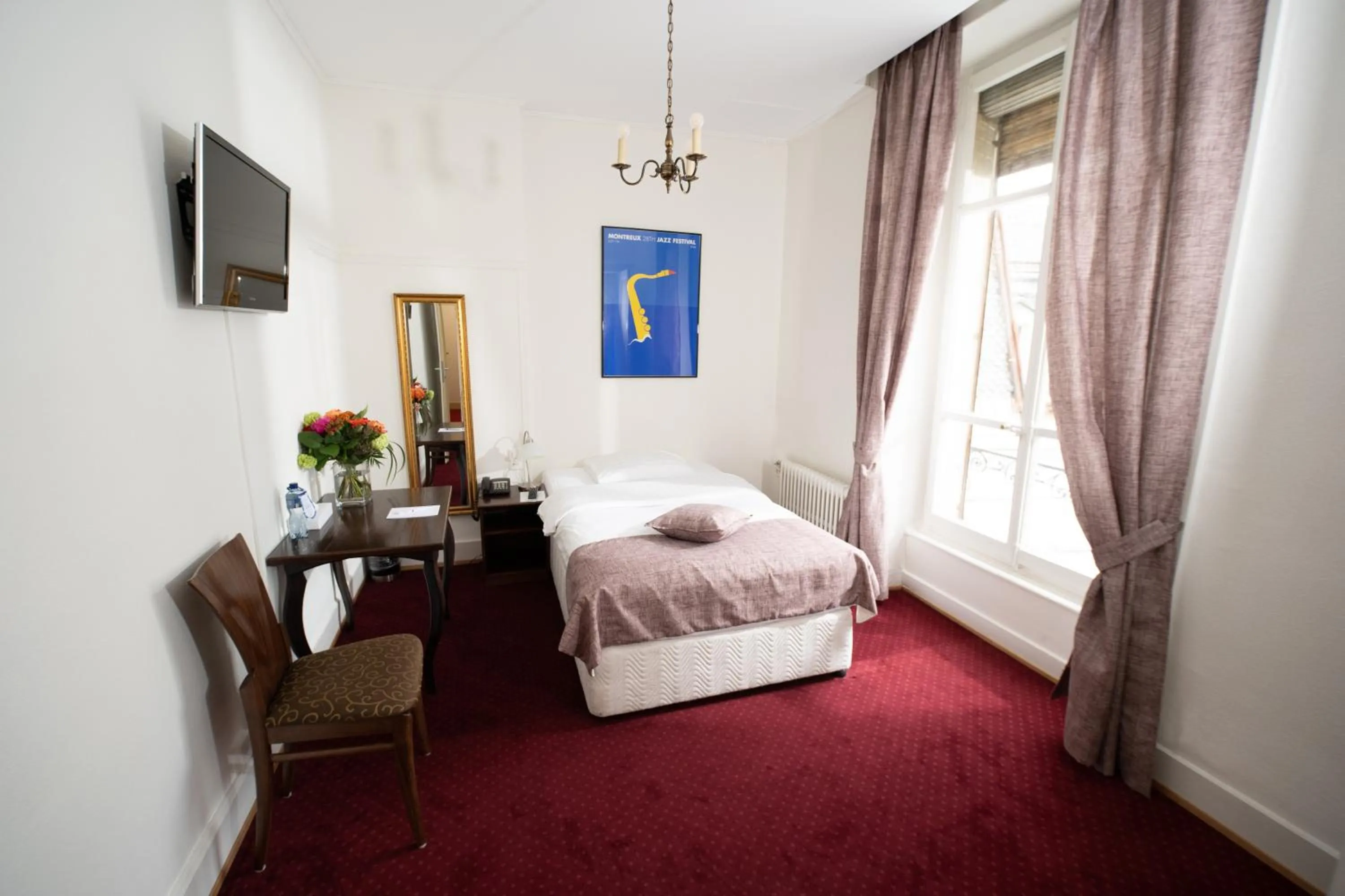 Photo of the whole room, Bed in J5 Hotels Helvetie & La Brasserie