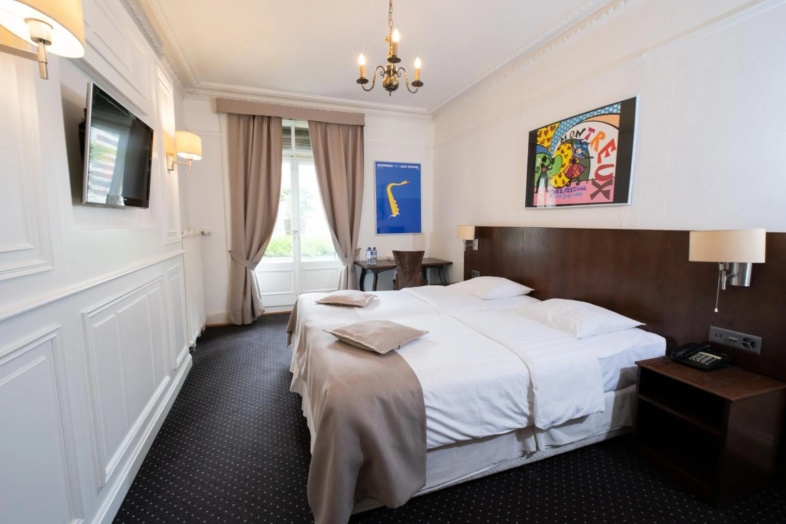 Photo of the whole room, Bed in J5 Hotels Helvetie & La Brasserie