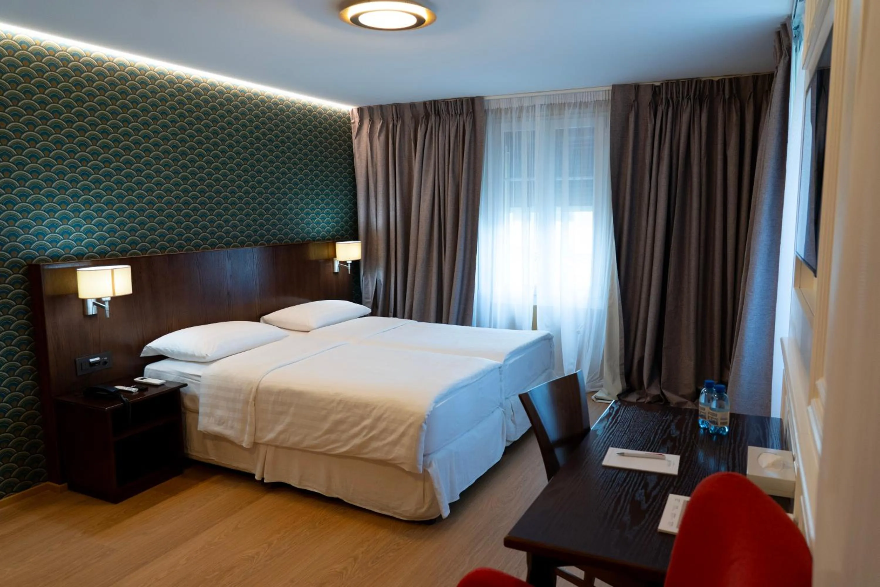 Photo of the whole room, Bed in J5 Hotels Helvetie & La Brasserie