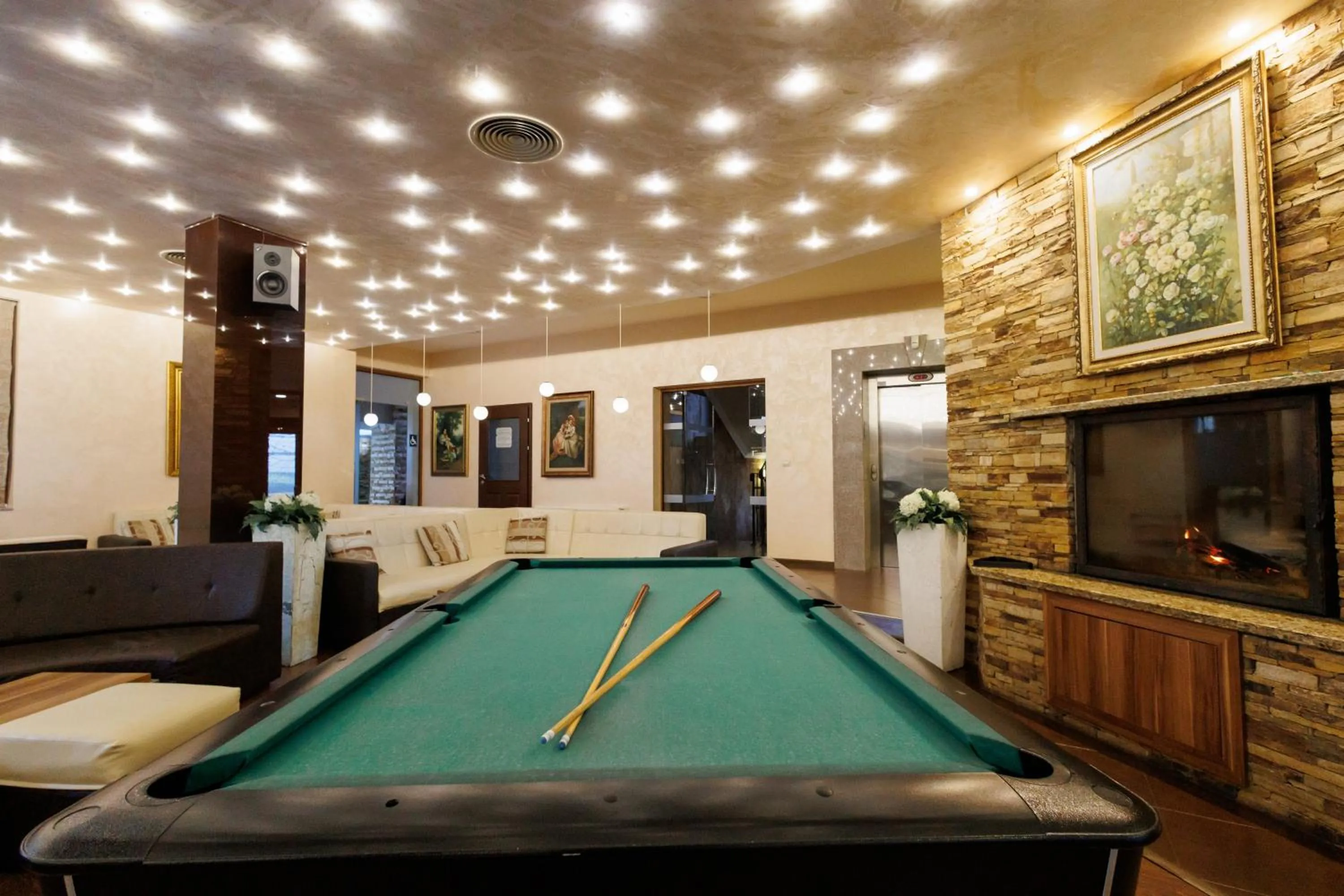 Communal lounge/ TV room in Smartr Green Wood Hotel & Spa