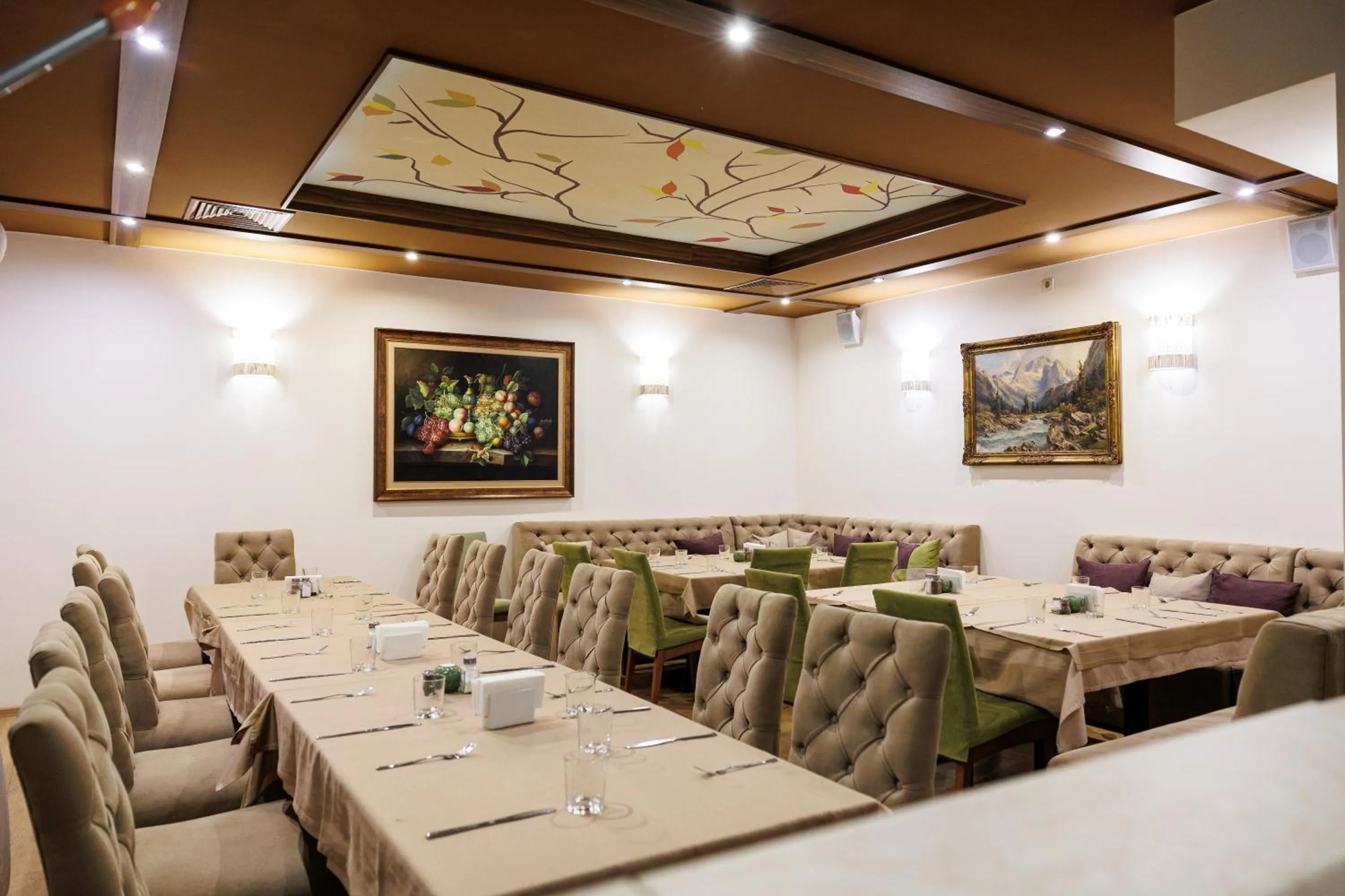 Restaurant/places to eat in Smartr Green Wood Hotel & Spa