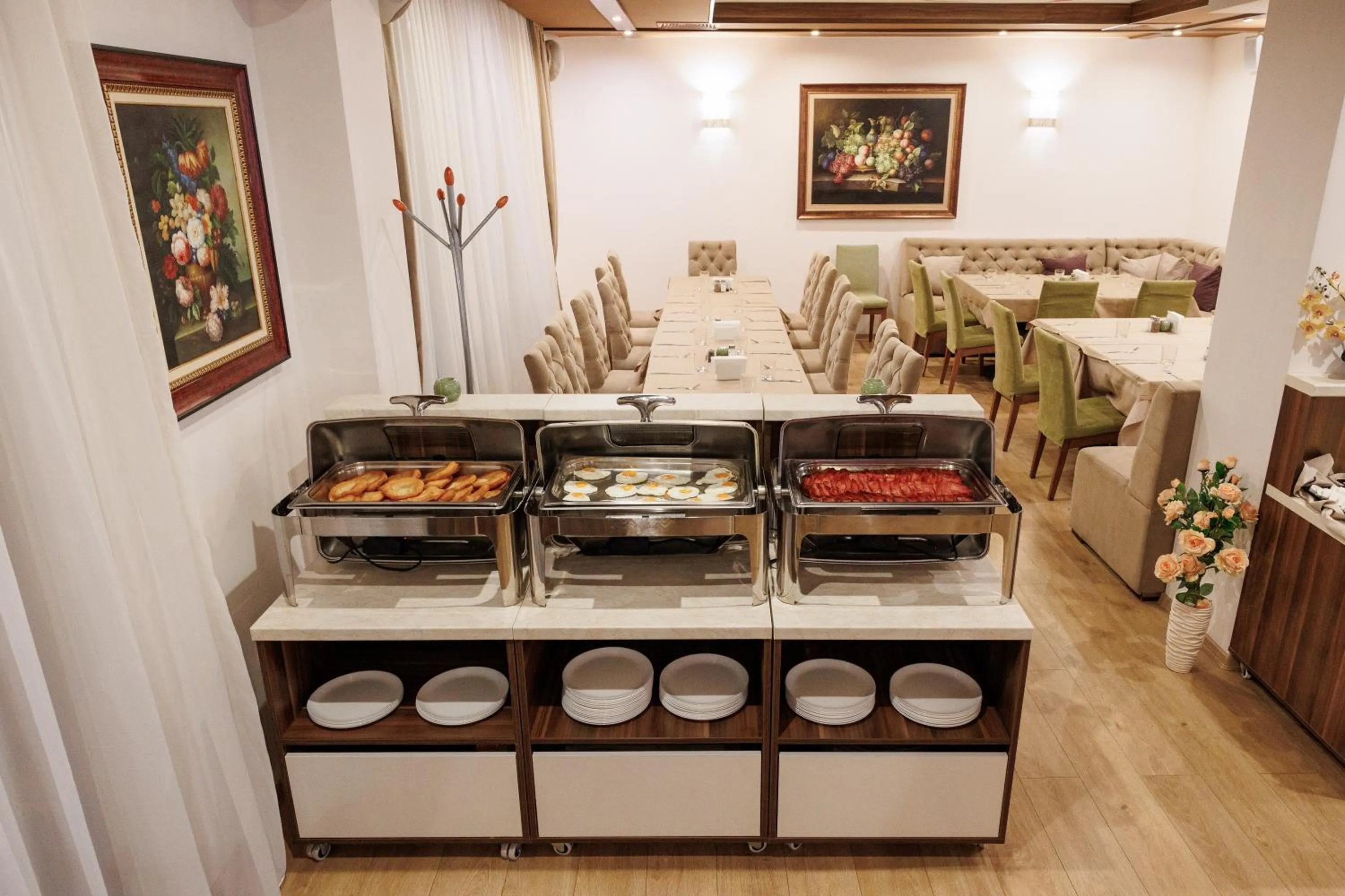 Restaurant/places to eat in Smartr Green Wood Hotel & Spa